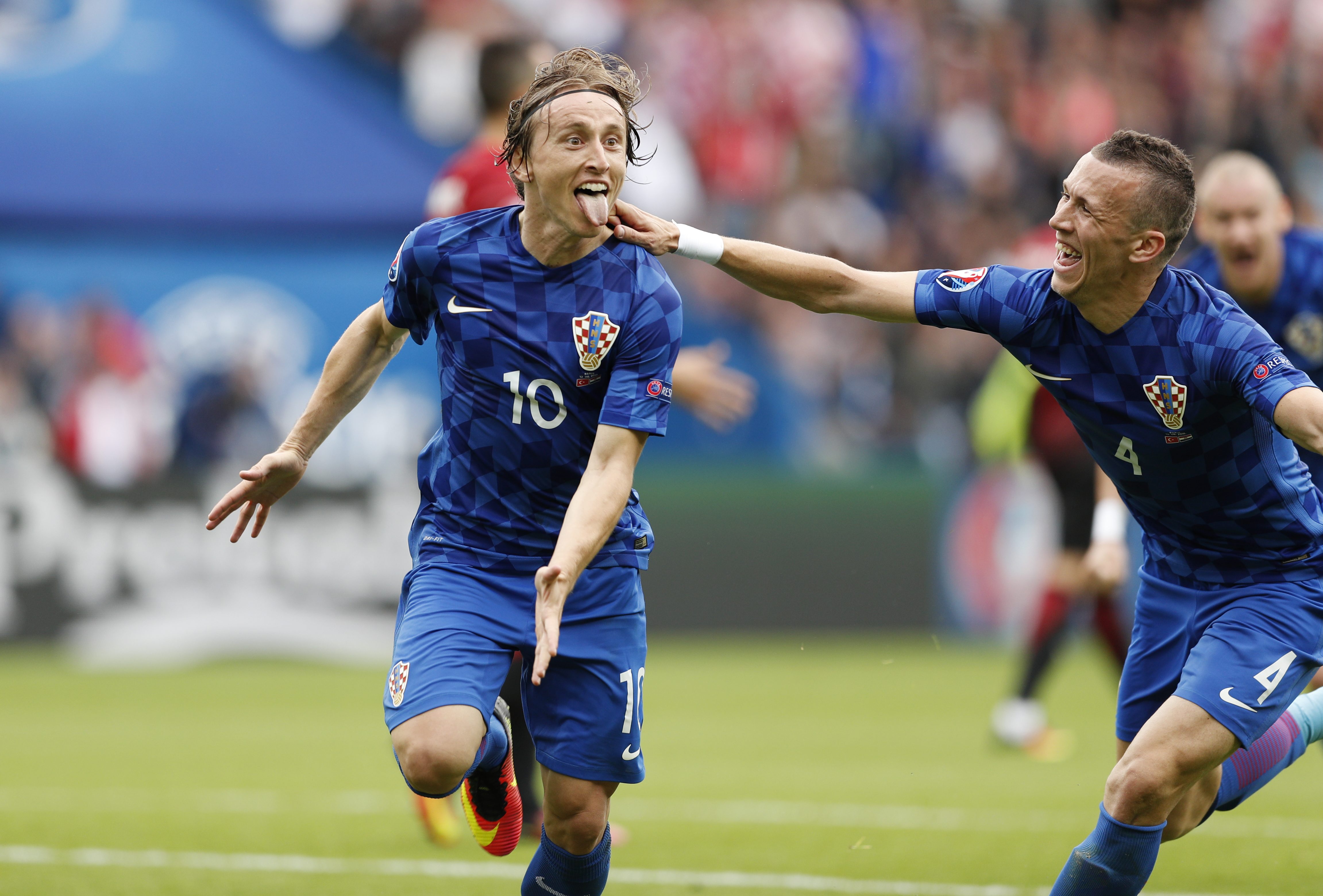 Luka Modrić slavi gol protiv Turske.