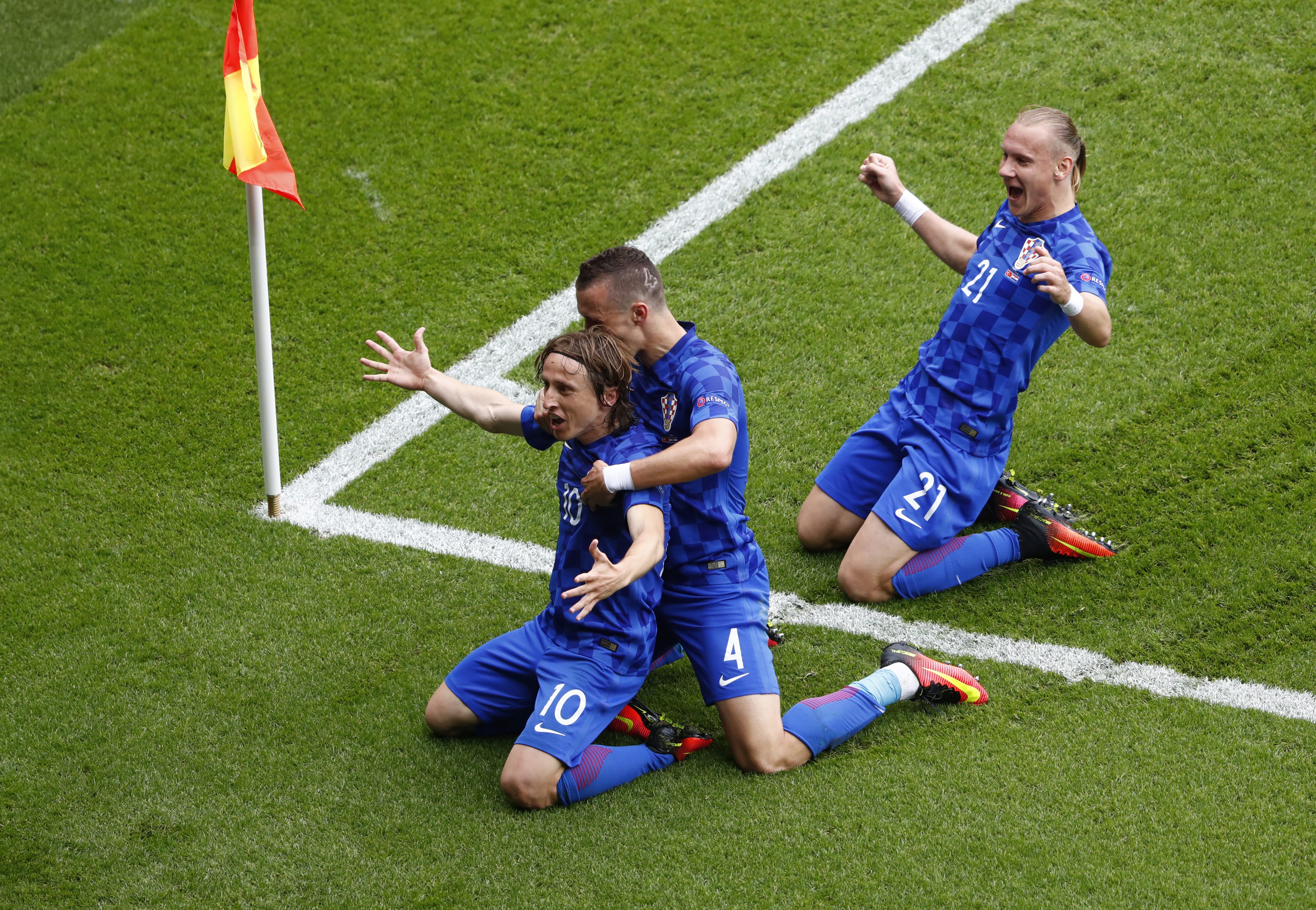 Luka Modrić, Ivan Perišić i Domagoj Vida slave postignuti gol.