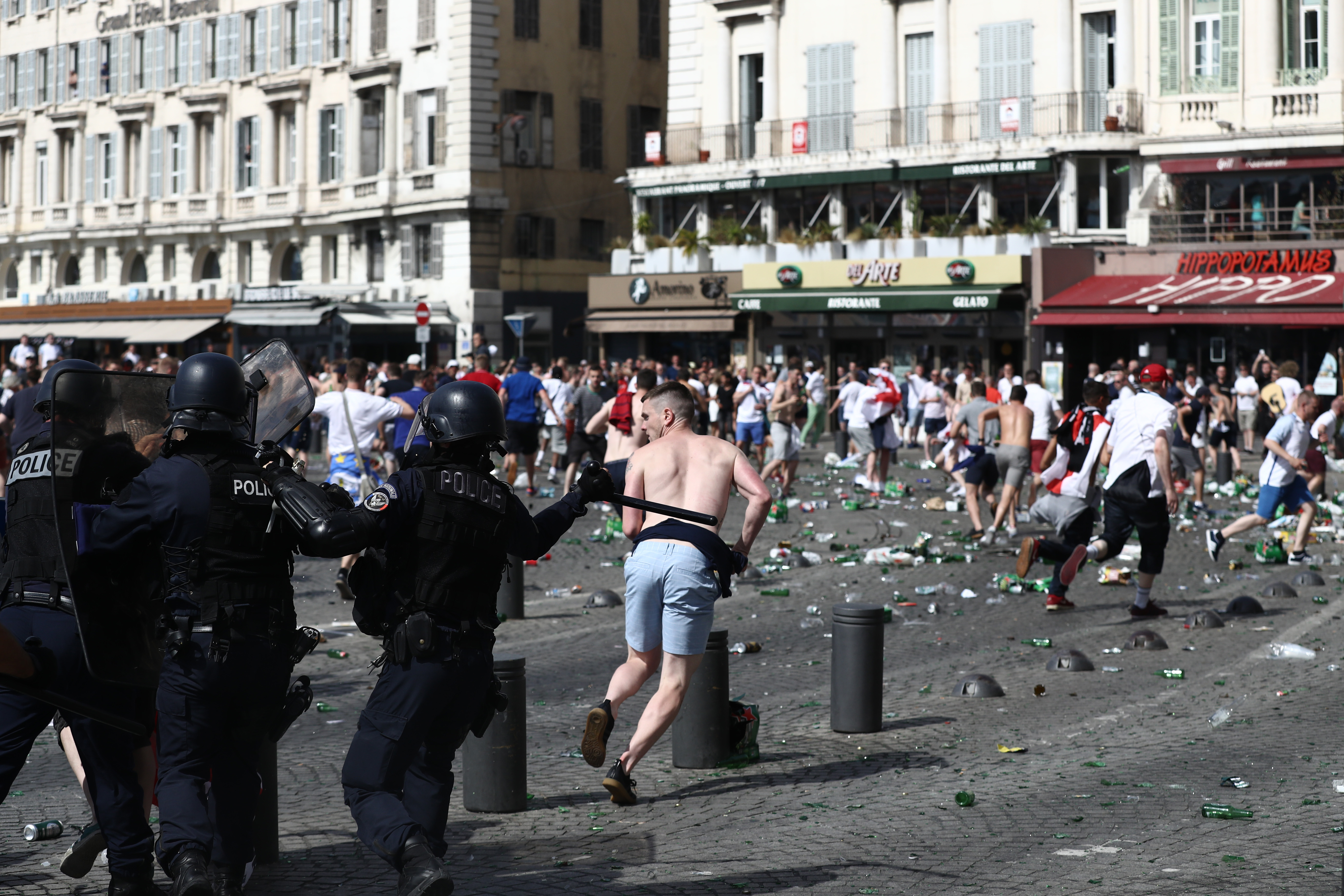 Sukob ruskih, engleskih navijača i policije u Marseilleu