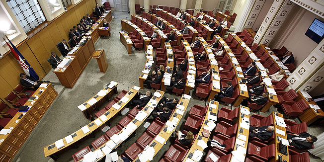 Zagreb, 130416.Hrvatski sabor poceo je novu sjednicu koja ce trajati do sredine srpnja. Na aktualnom saborskom prijepodnevu premijer Tihomir Oreskovic i clanovi Vlade RH po prvi puta odgovarali su na upite zastupnika.Na fotografiji: poluprazna sabornica pri kraju aktualnog prijepodneva.Foto: Dragan Matic / CROPIX