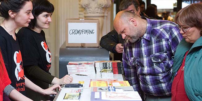 Zagreb, 020516.Varsavska ulica.Usprkos financijskim teskocama, a zbog uskracivanja financiranja od strane Ministarstva kulture, otvoren je 9. Subversive festival. Financijski spas pronadjen je u crowdfunding skupljanju novca.Na fotografiji: posjetitelji pregledavaju publikacije.Foto: Darko Tomas / CROPIX