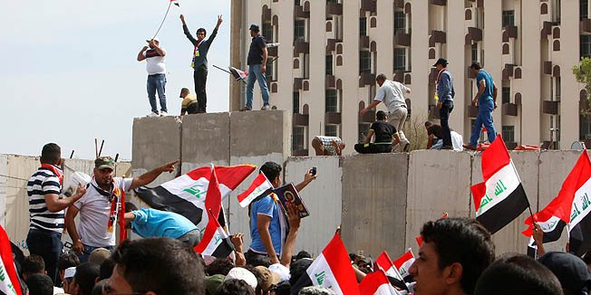 Followers of Iraq's Shi'ite cleric Moqtada al-Sadr storm Baghdad's Green Zone after lawmakers failed to convene for a vote on overhauling the government, in Iraq April 30, 2016. REUTERS/Khalid al Mousily TPX IMAGES OF THE DAY