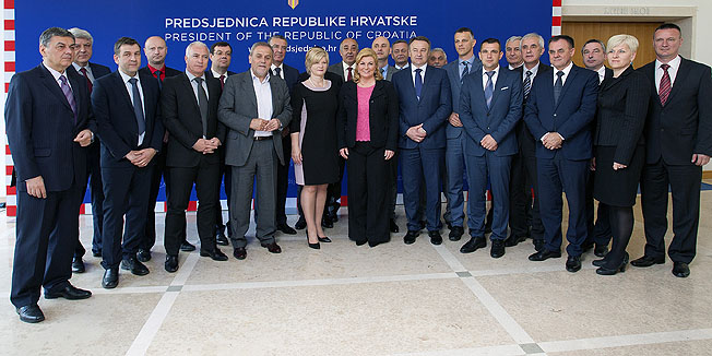 Zagreb, 030516.Ured Predsjednice.Predsjednica RH Kolinda Grabar Kitarovic odrzala je tematski sastanak - Samoupravna uloga i razvojne mogucnosti hrvatskih zupanija.Na fotografiji: Predsjednica Kitarovic sa zupanima.Foto: Davor Pongracic / COPIX