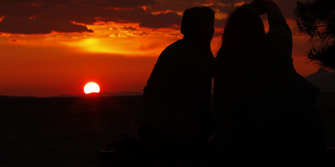 Makarska, 040516.Prevrtljivo proljetno vrijeme gdje se bura, kisa i tramuntana smjenjuju s suncanim periodima uzrok je zanimljivog zalaska sunca nad Brackim kanalom ispred Makarske.Na fotografiji: suton u Makarskoj.Foto: Ivo Ravlic / CROPIX