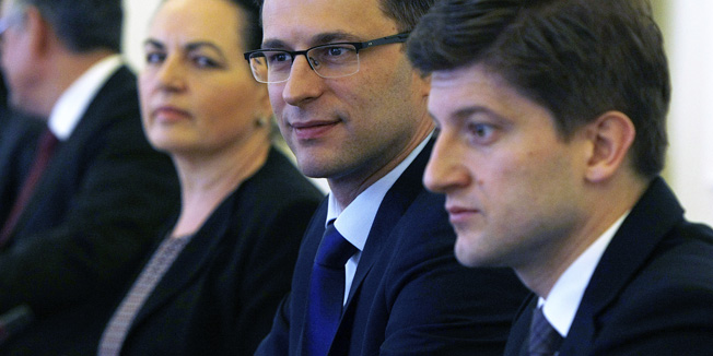 Zagreb, 210316.Vlada Republike Hrvatske., Trg sv. Marka.Sastanak pregovarajucih odbora Vlade Republike Hrvatske i Sindikata drzavnih sluzbi.Na fotografiji: Bozo Petrov, Zdravko Maric.Foto: Ronald Gorsic / CROPIX