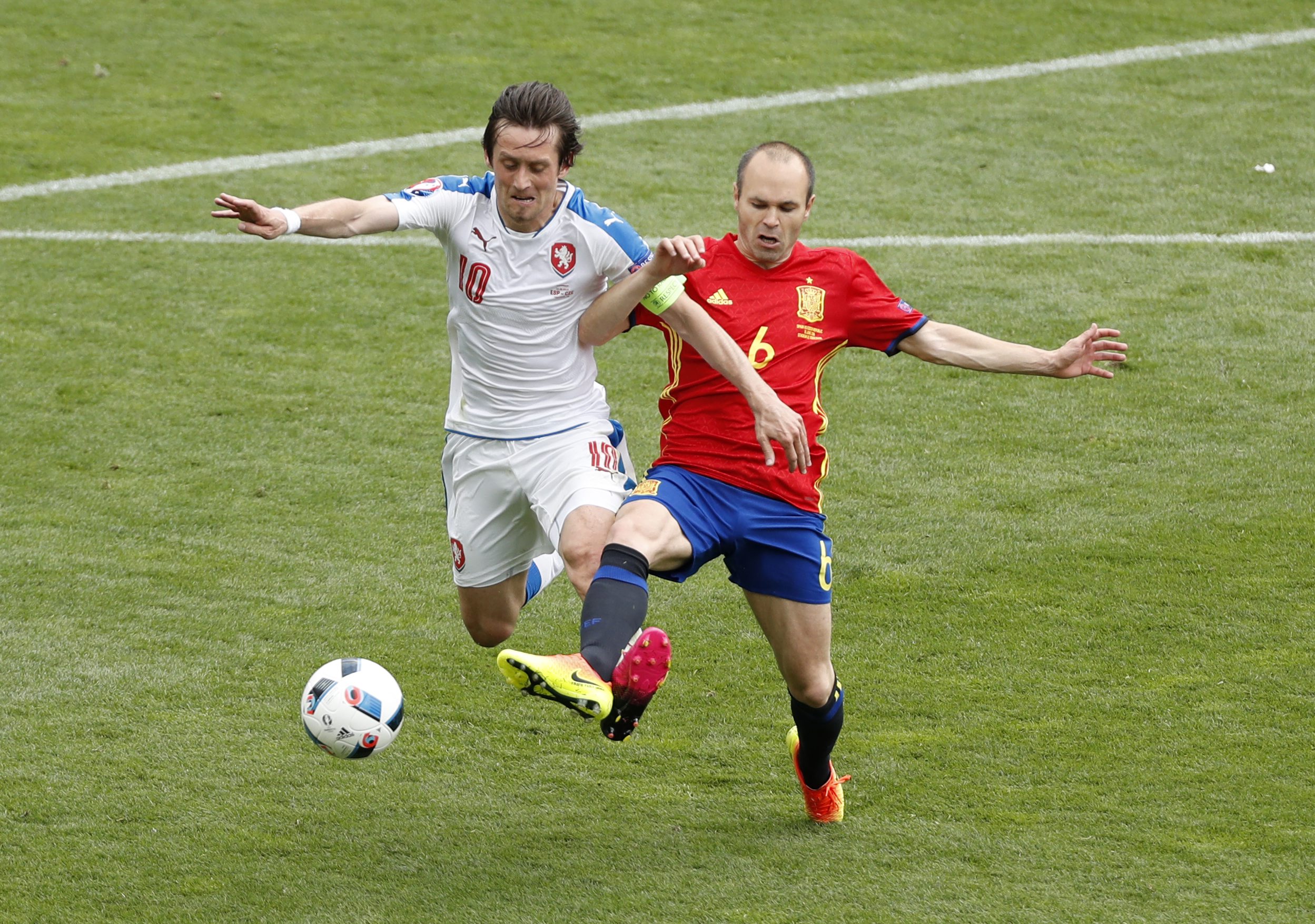 Tomaš Rosicky i Andres Iniesta.