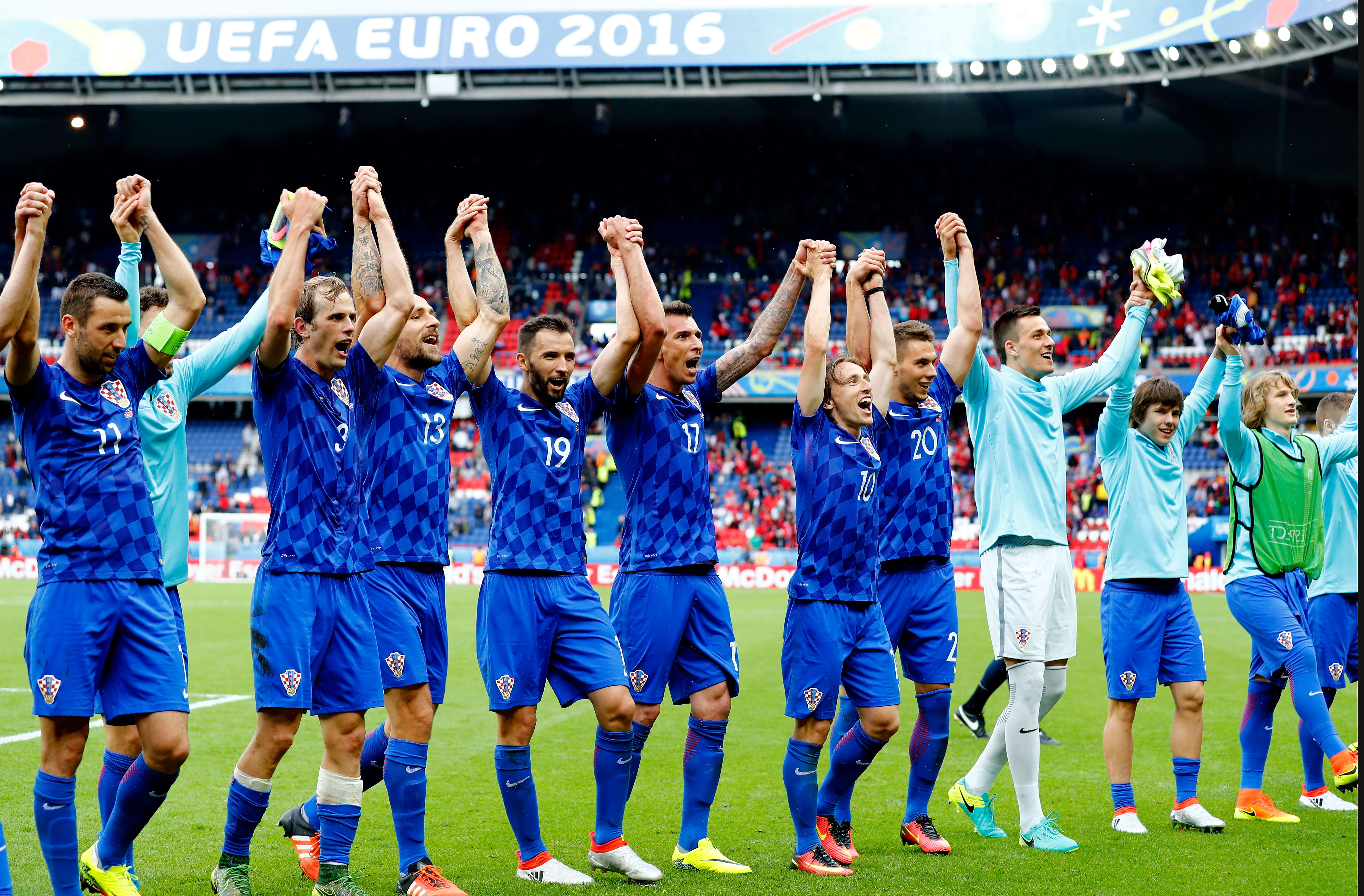 Hrvatska pozdravlja navijače nakon pobjede protiv Turske.
