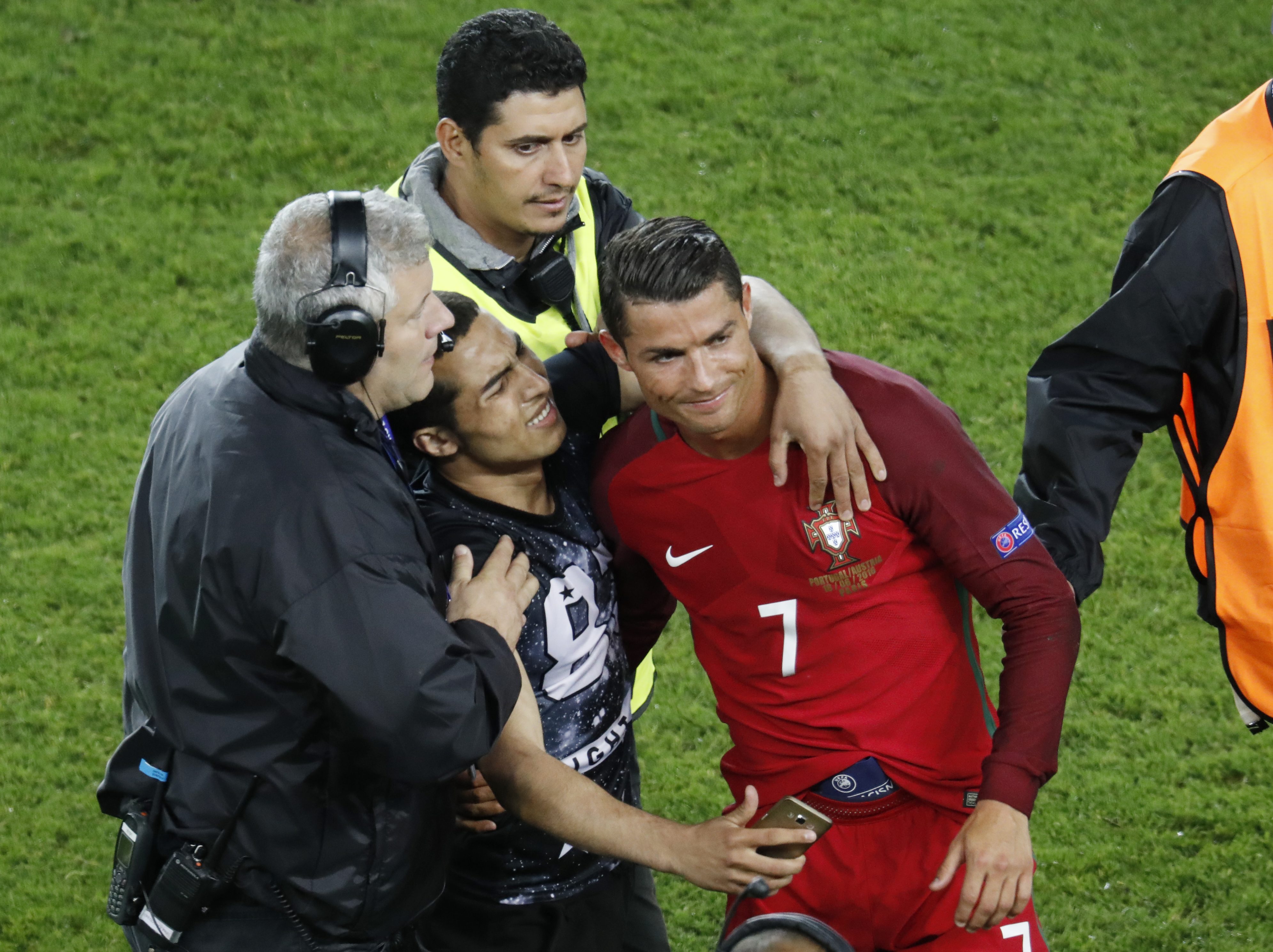 Cristiano Ronaldo se fotografira s navijačem pod paskom osiguranja.