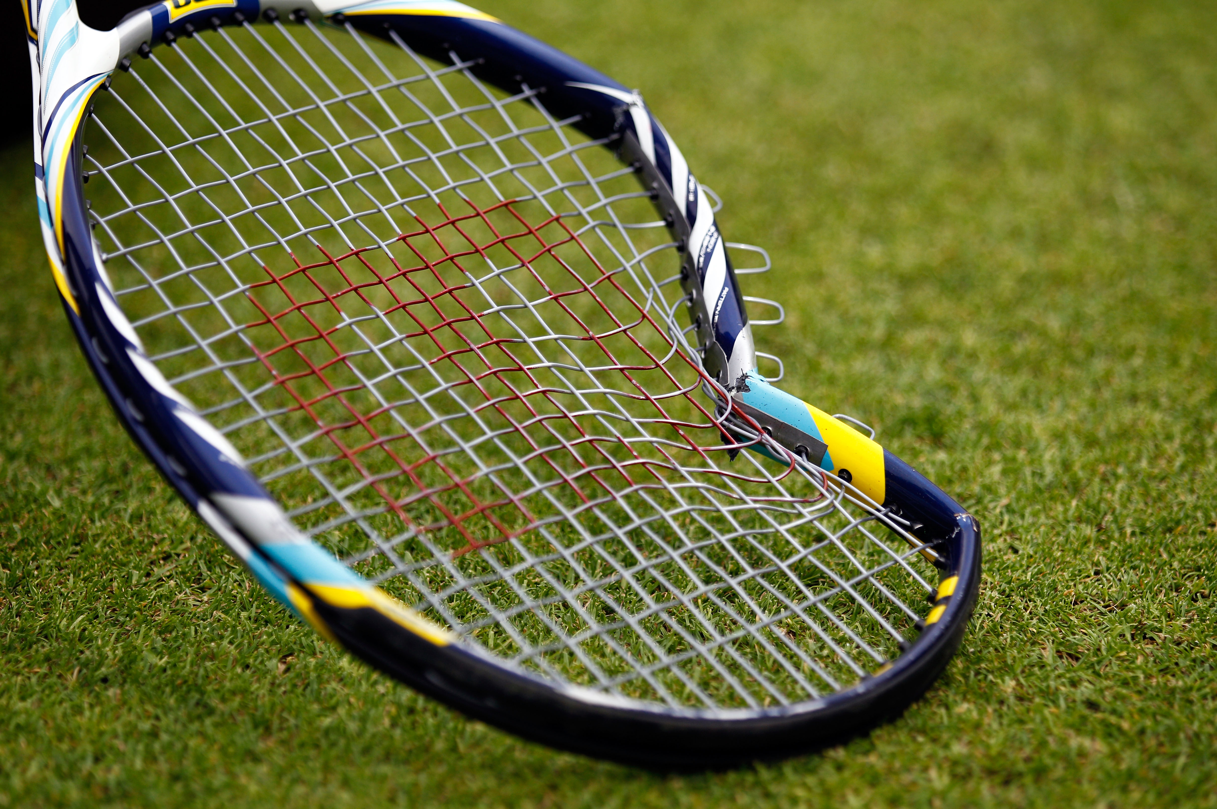 Uništeni teniski reket.