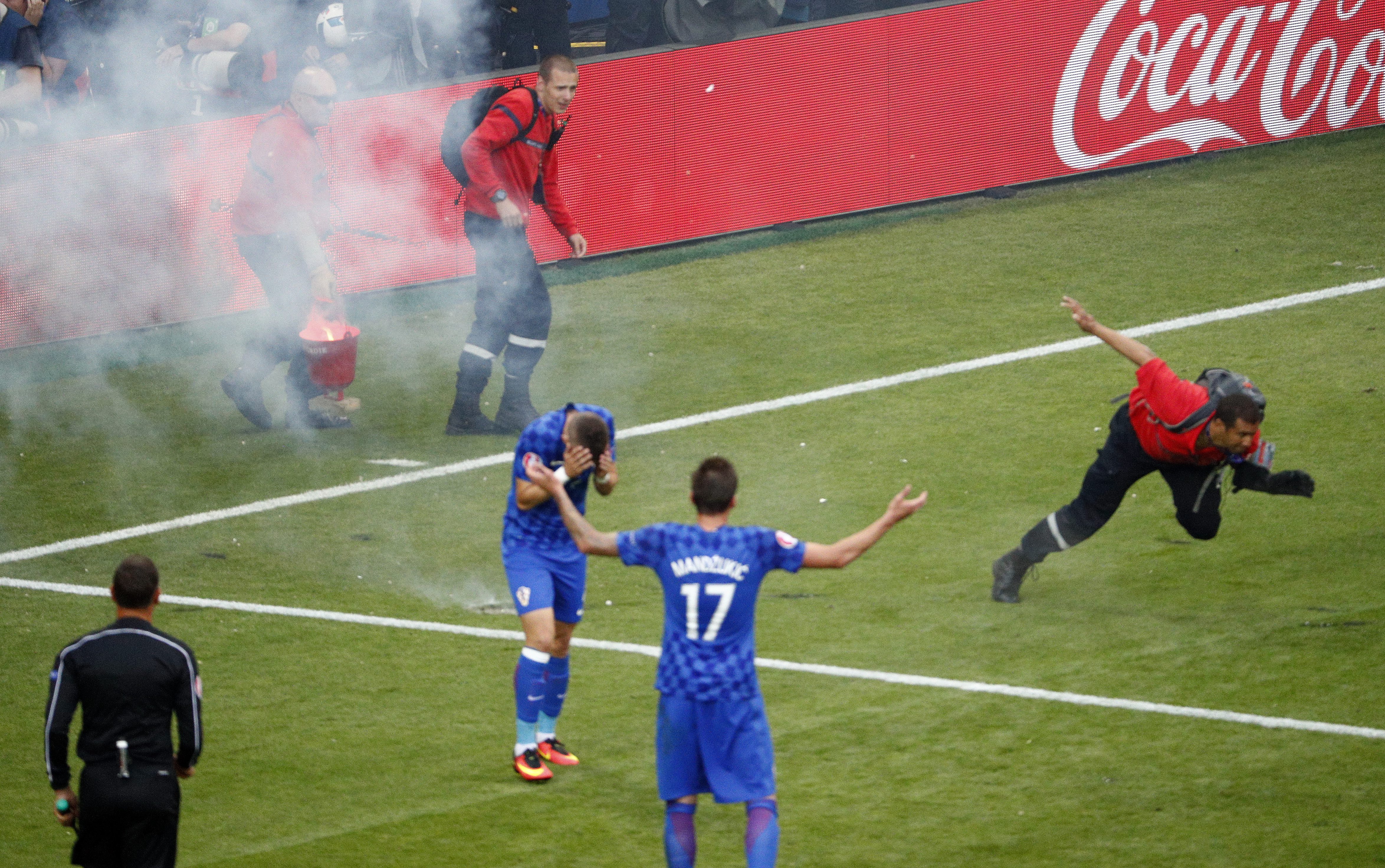 Navijači neredi na utakmici između Hrvatske i Češke.