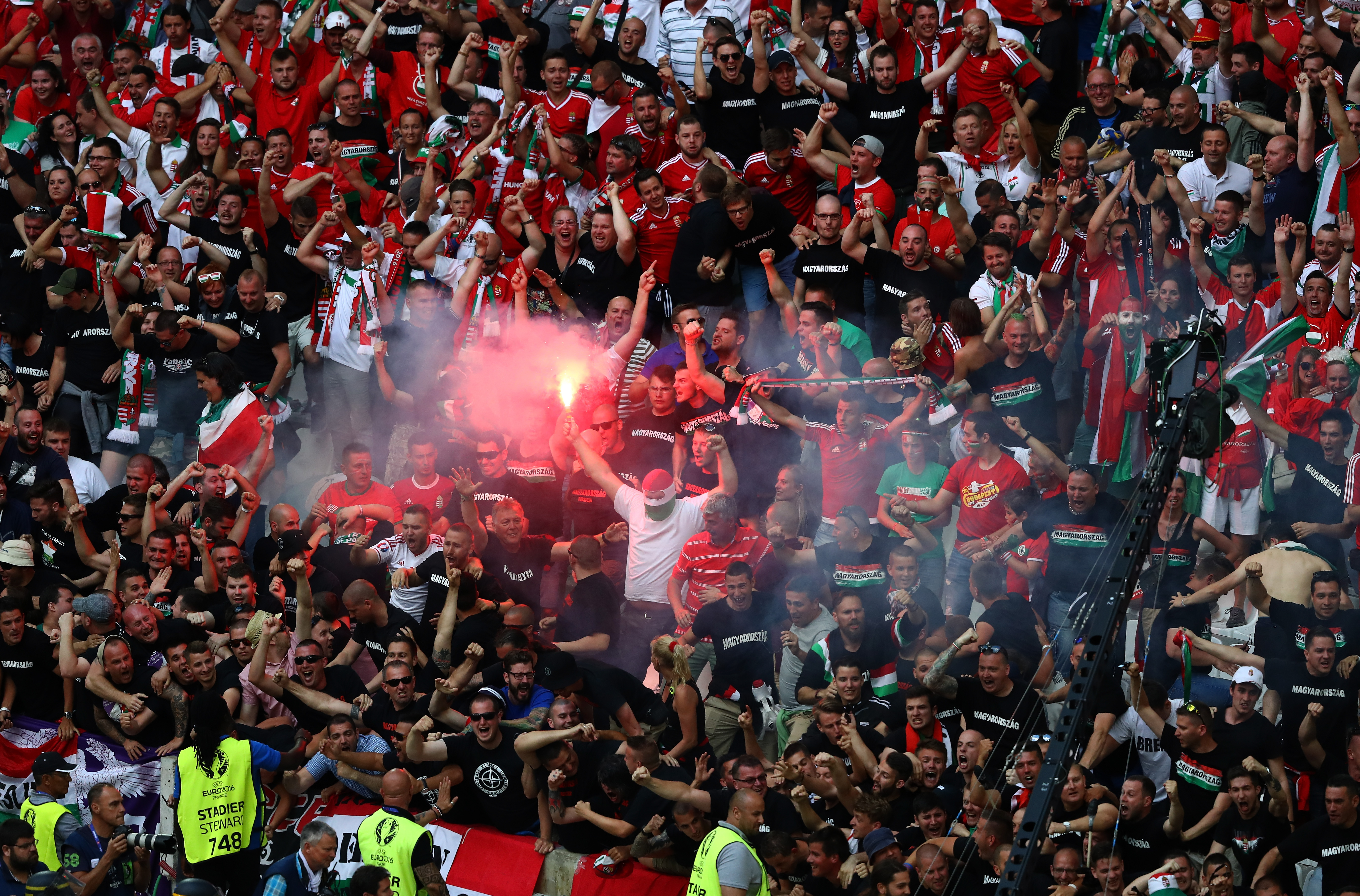 Bakljada mađarskih navijača.