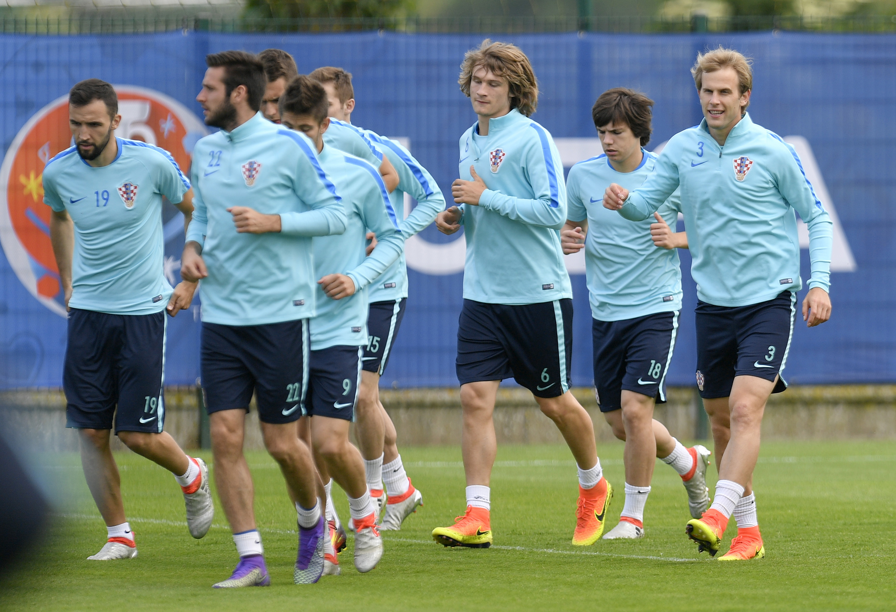 Trening hrvatske nogometne reprezentacije u kampu u Deauvilleu.
Na fotografiji: Milan Badelj, Duje Čop, Tin Jedvaj, Ante Ćorić, Ivan Strinić.
Foto: Ronald Gorsic / CROPIX
