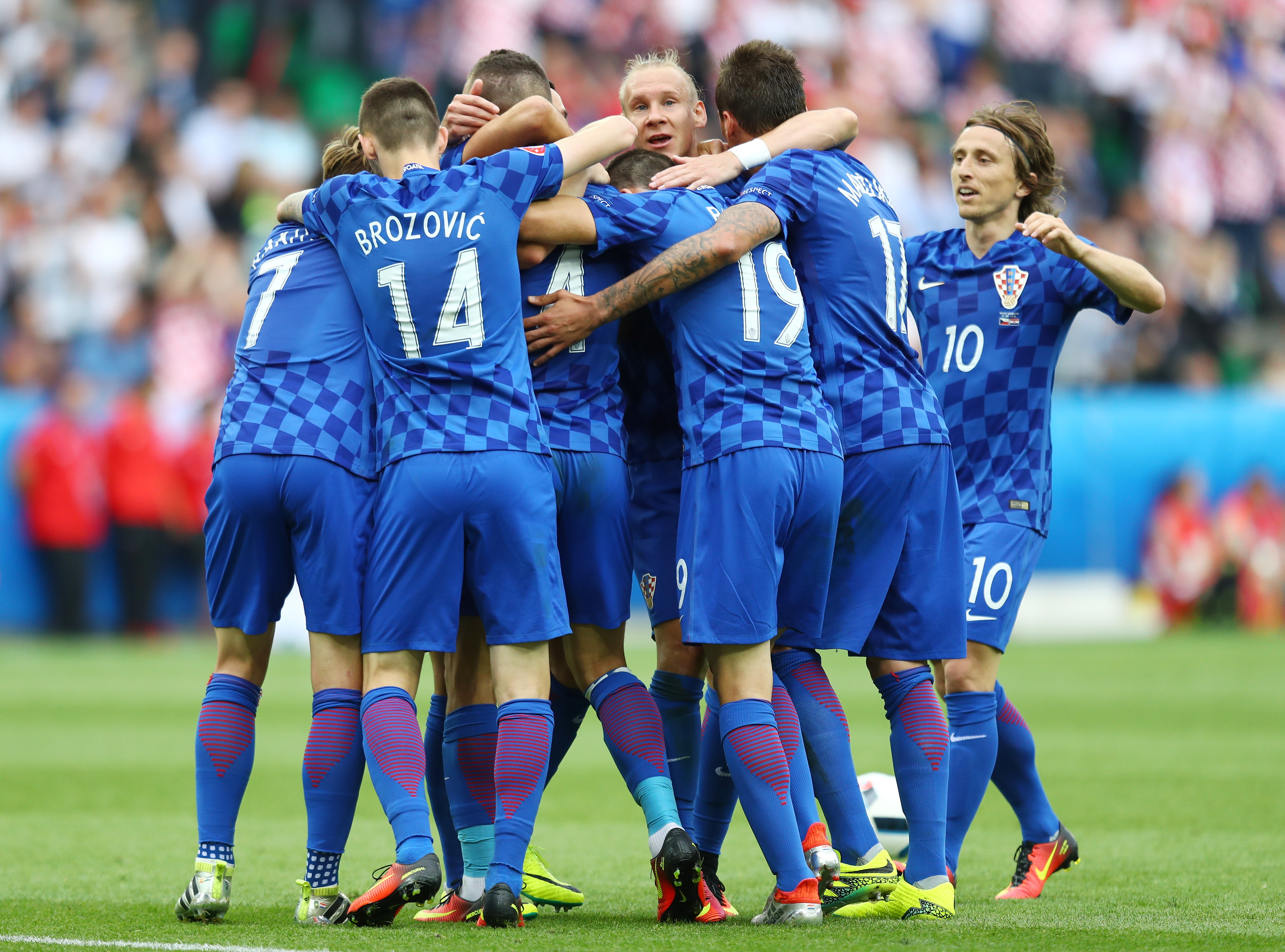 Hrvatski reprezentativci slave gol protiv Češke.