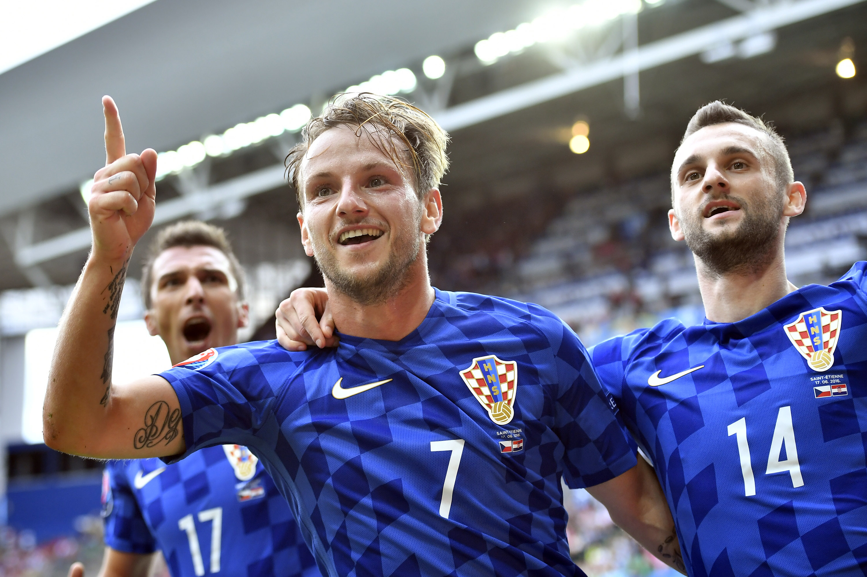 Ivan Rakitić u zagrljaju s Marcelom Brozovićem.