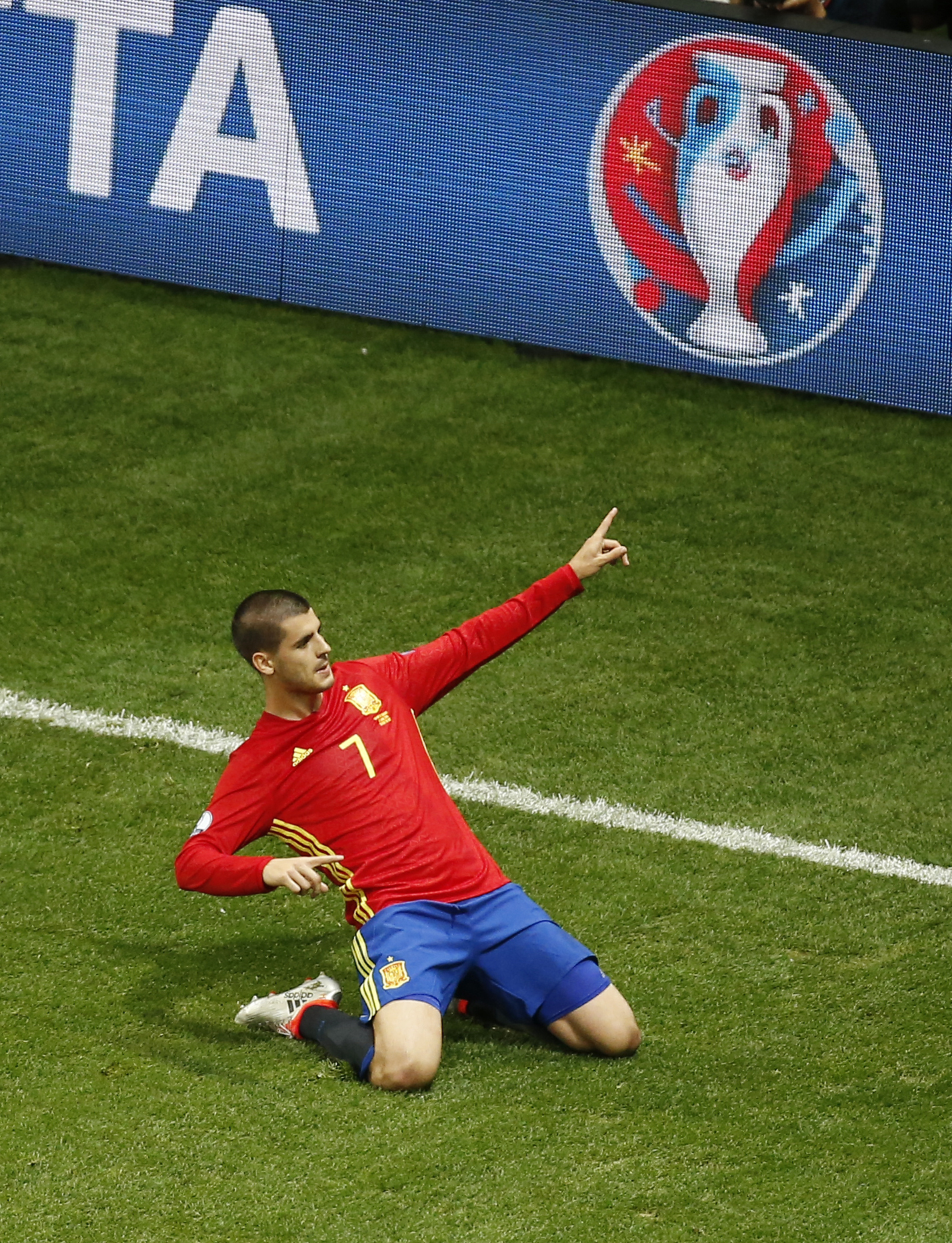 2016-06-17T215324Z_109202004_MT1ACI14443076_RTRMADP_3_SOCCER-EURO-ESP-TUR