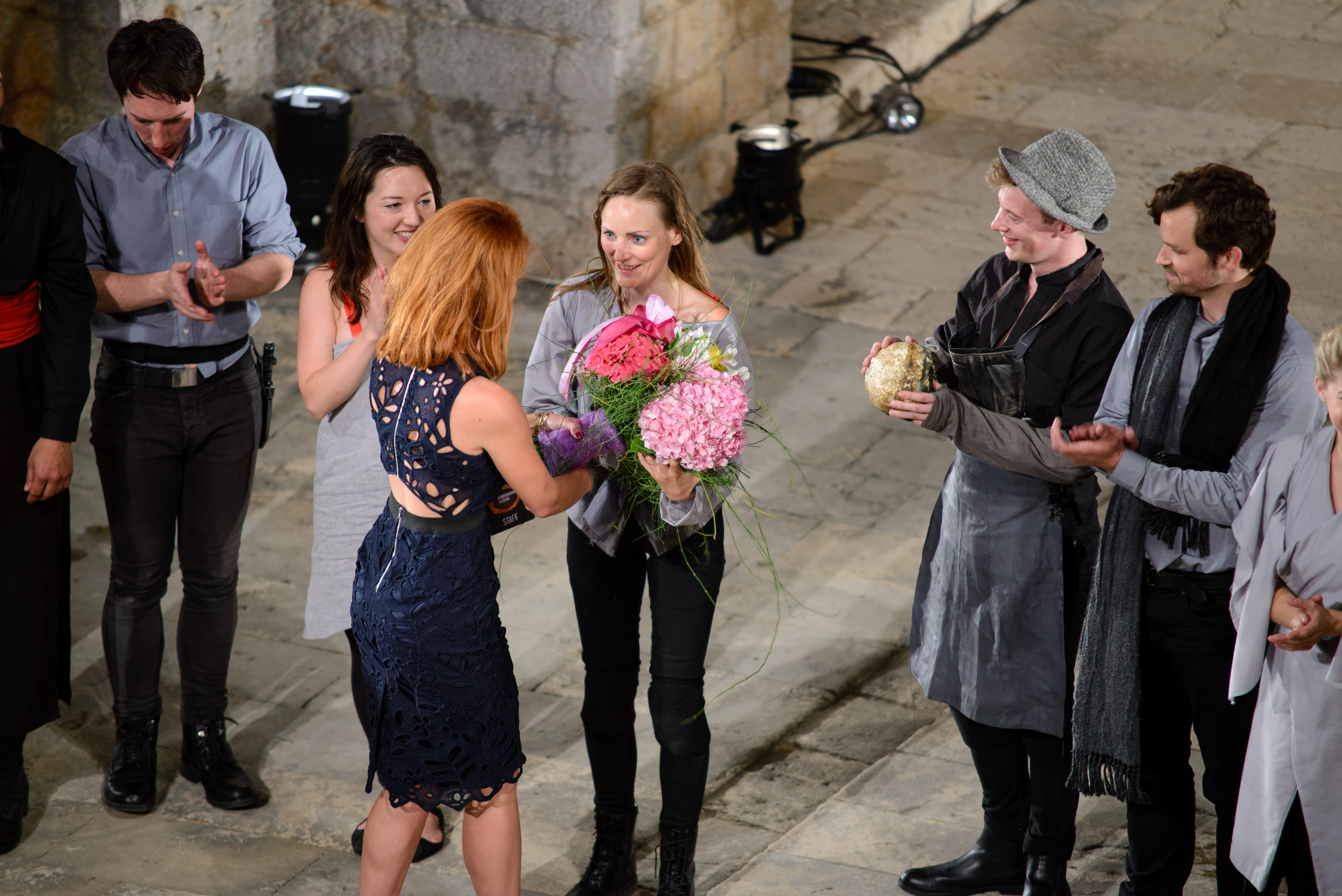 Na fotografiji: hostesa uručuje cvijeće glumici Helen Millar