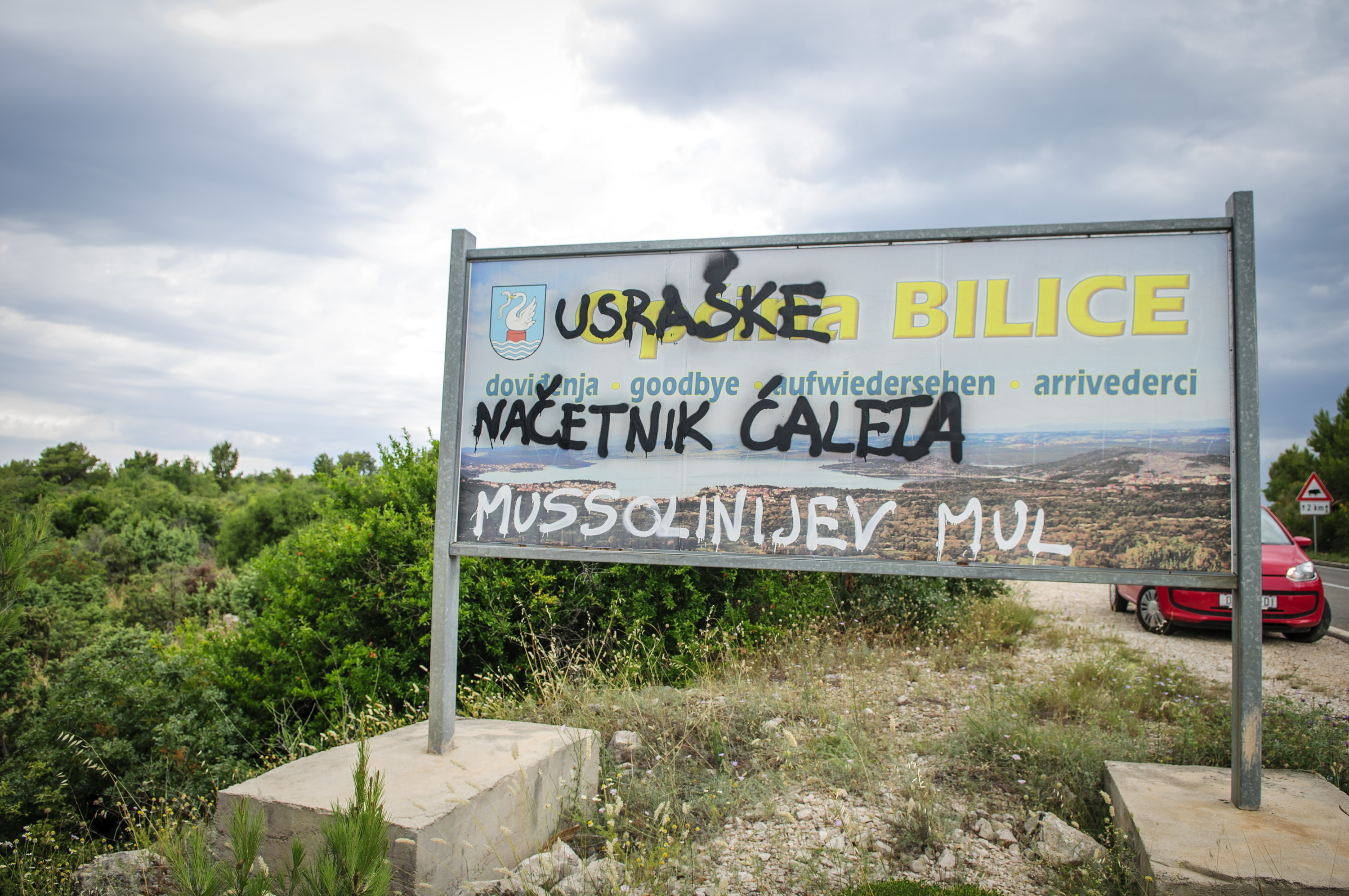 Ploča na ulazu u Bilice ispisana porukama načelniku općine Jošku Čaleti Caru, nakon što je svečano otvoren mul Mile Budaka