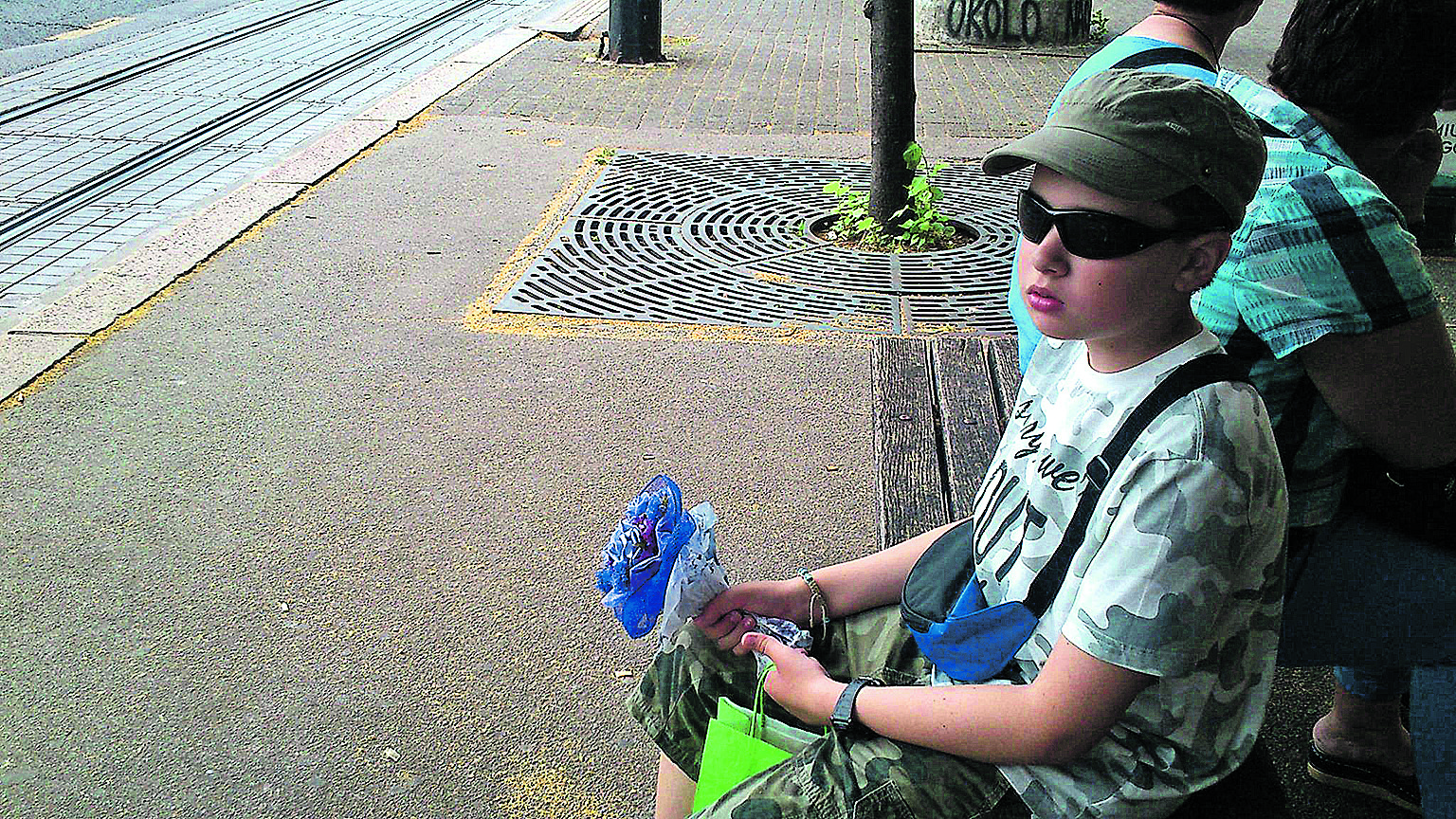 65969-85100-Djecak_s_cvijecem