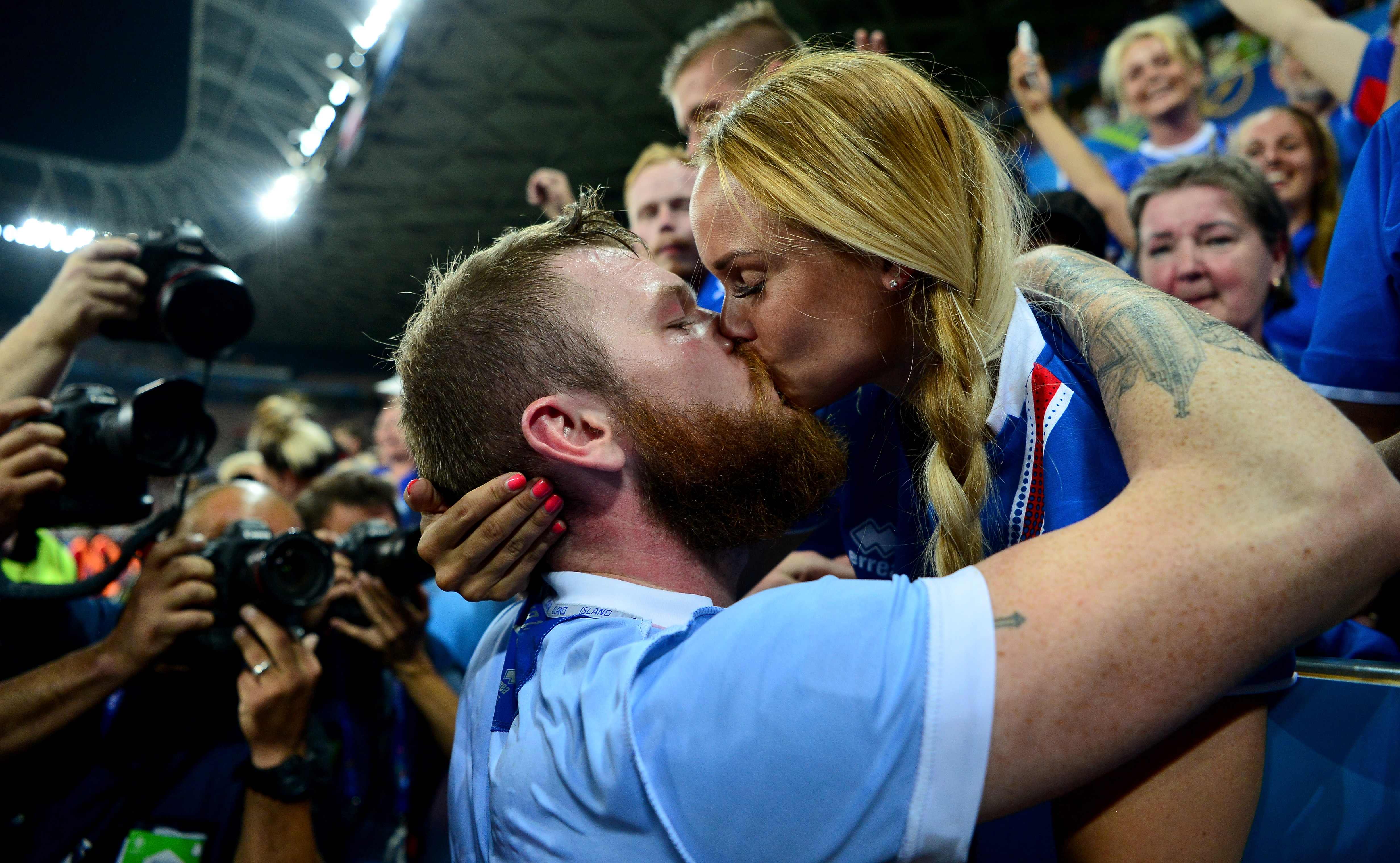 Aron Gunnarsson ljubi svoju djevojku Kris Jonasdottir.