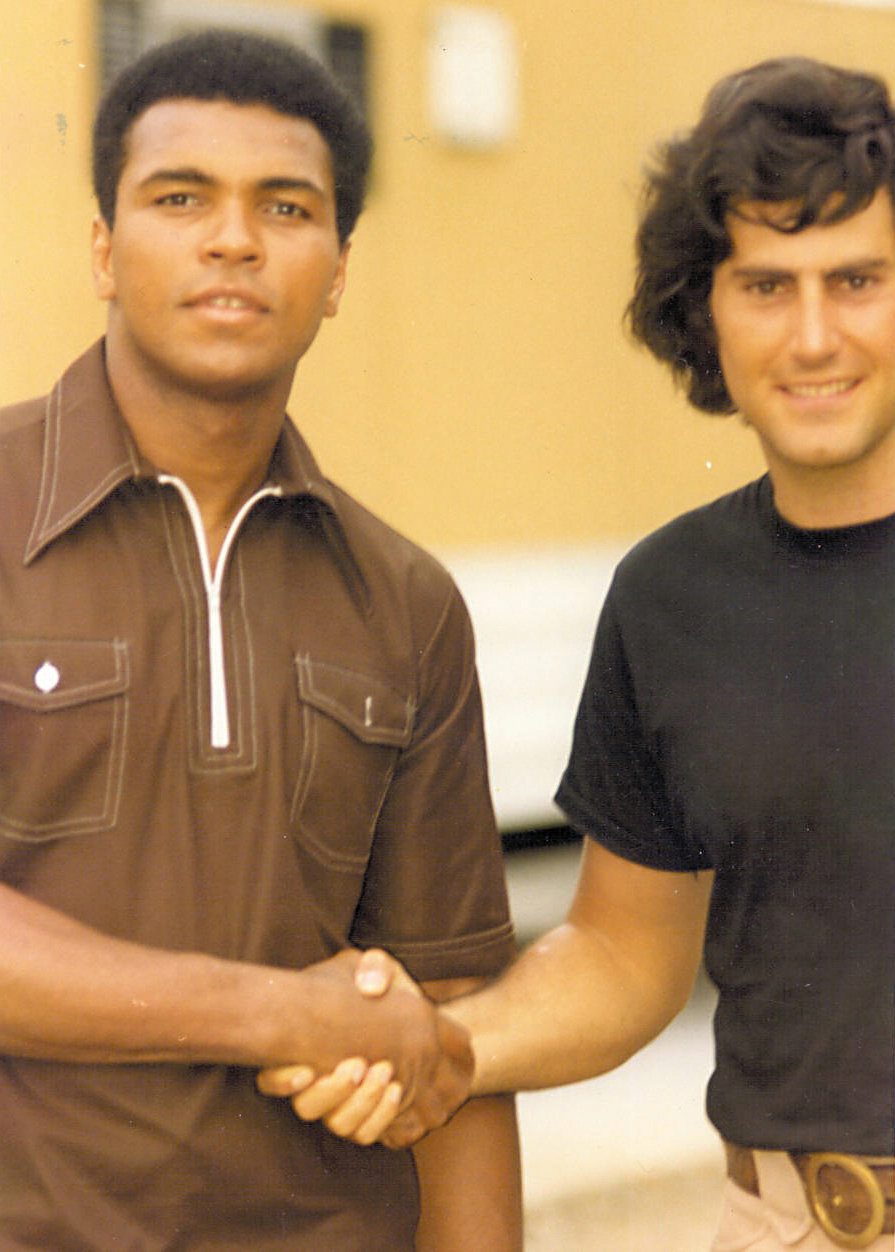 Proputovao je cijeli svijet - na fotografiji s Urijem Gellerom