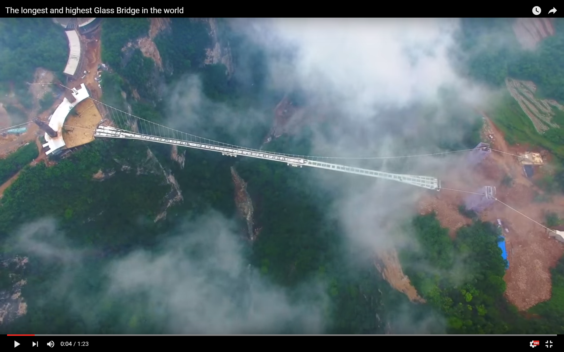 Stakleni most na Zhangjiajie Grand Canyonu 