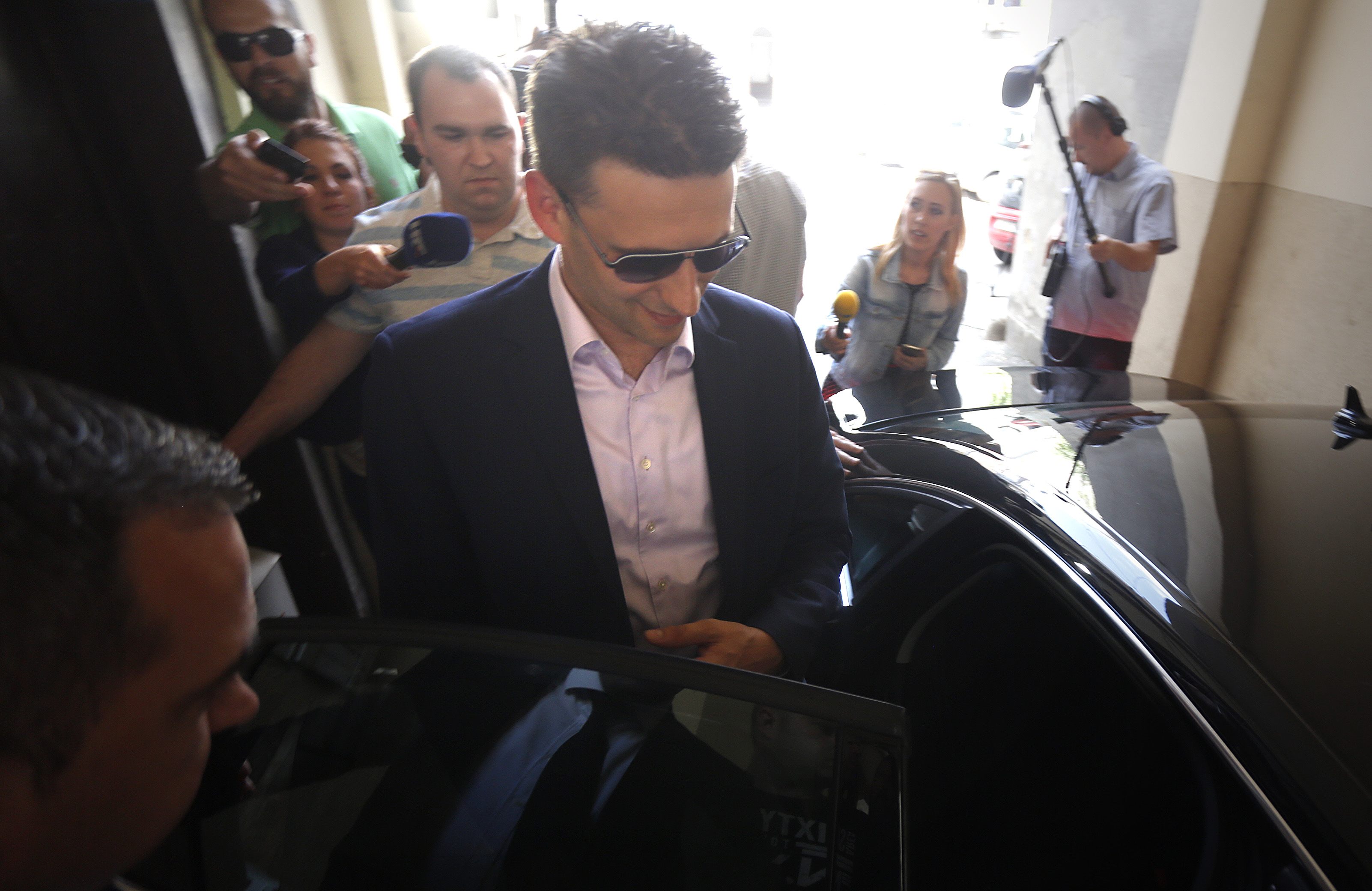 Božo Petrov na izlasku iz stana premijera Oreškovića