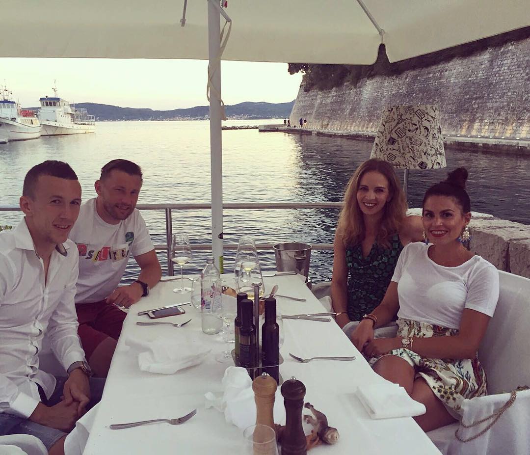 13556827_655896101241267_418452774_n