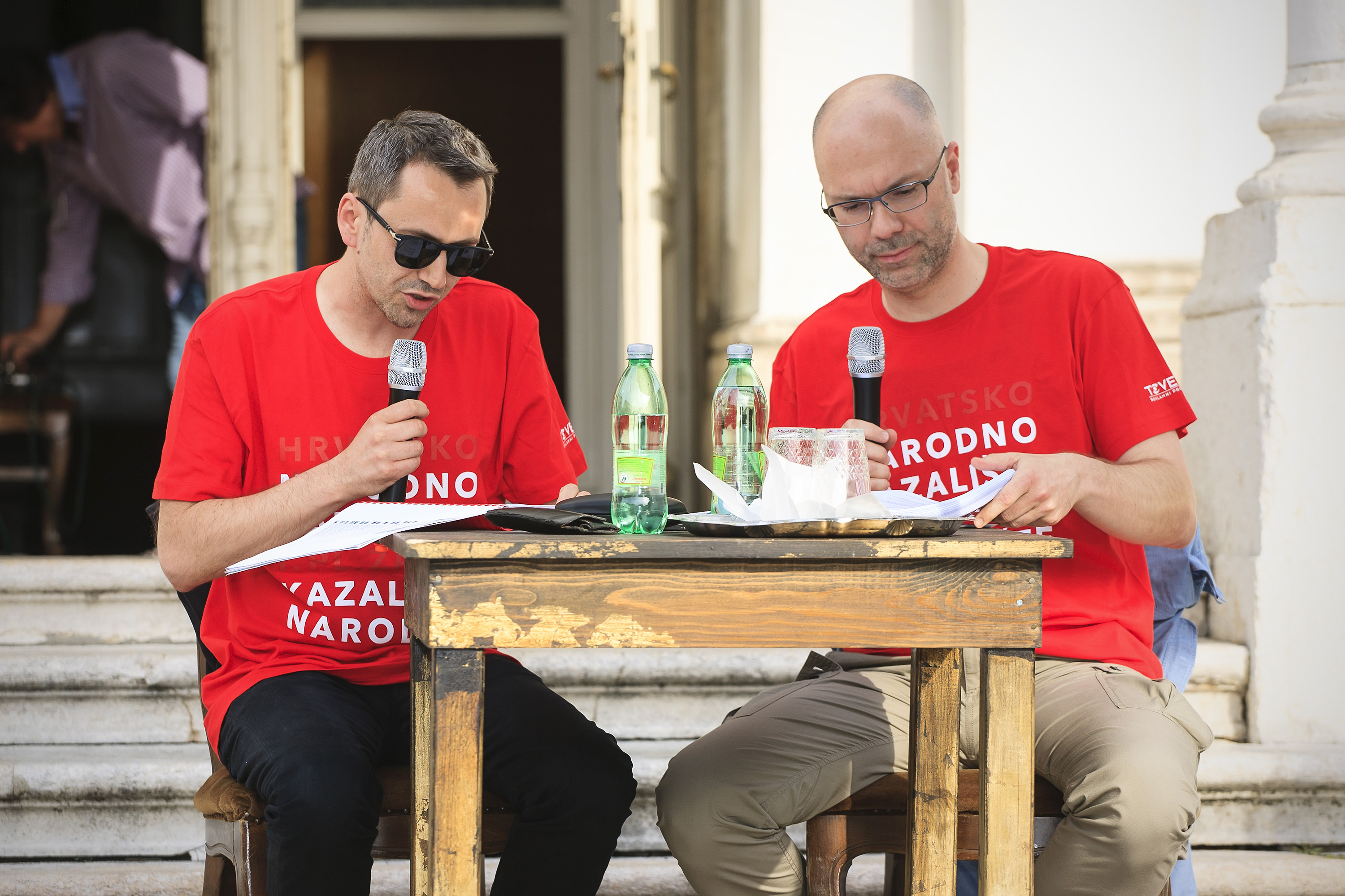 Oliver Frljić i Marin Blažević prilikom izvođenja prošlogodišnjeg performansa 'Otkaz Frljiću i Blaževiću' ispred zgrade riječkog HNK