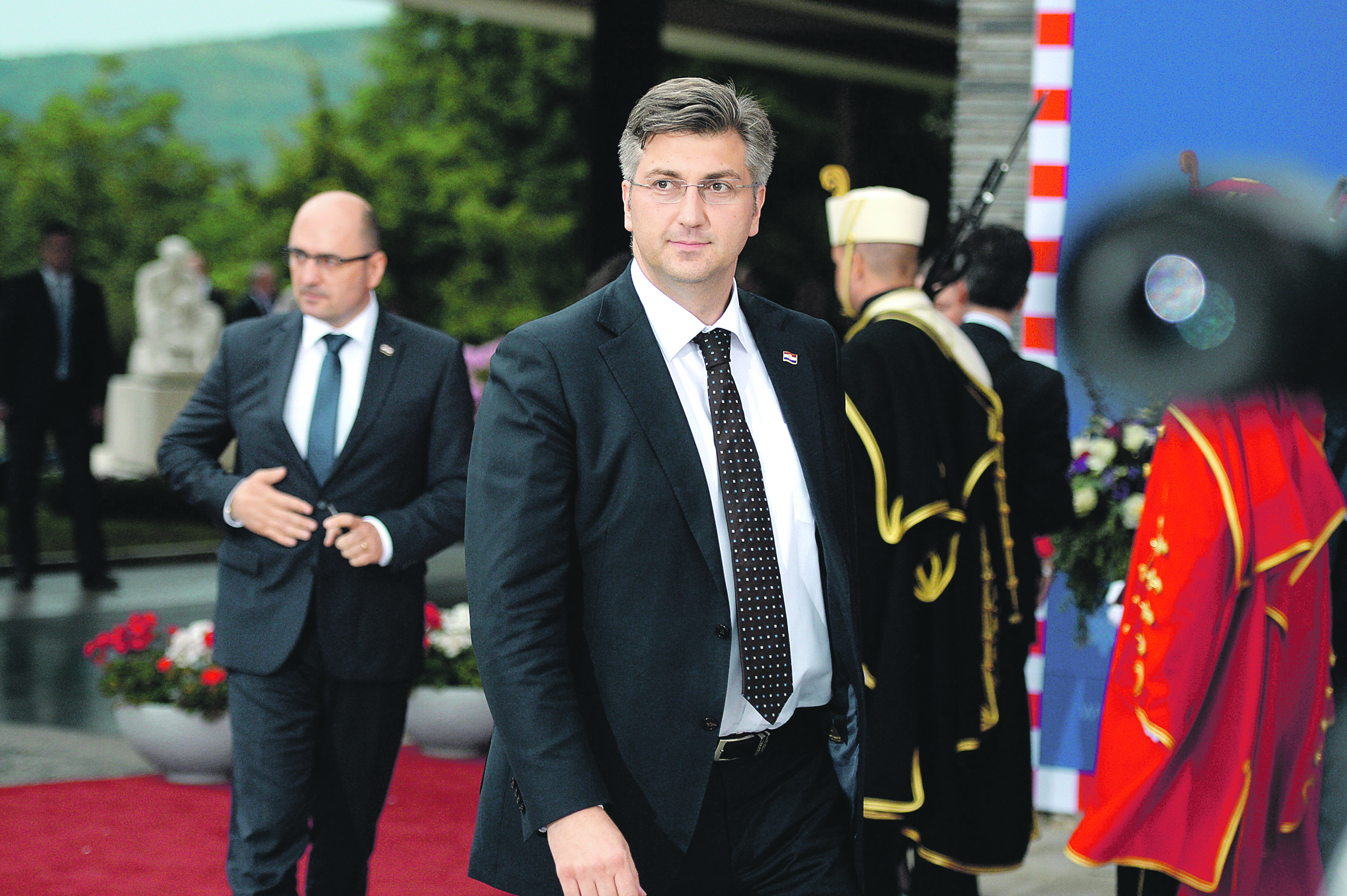 Andrej Plenković, u pozadini Milijan Brkić