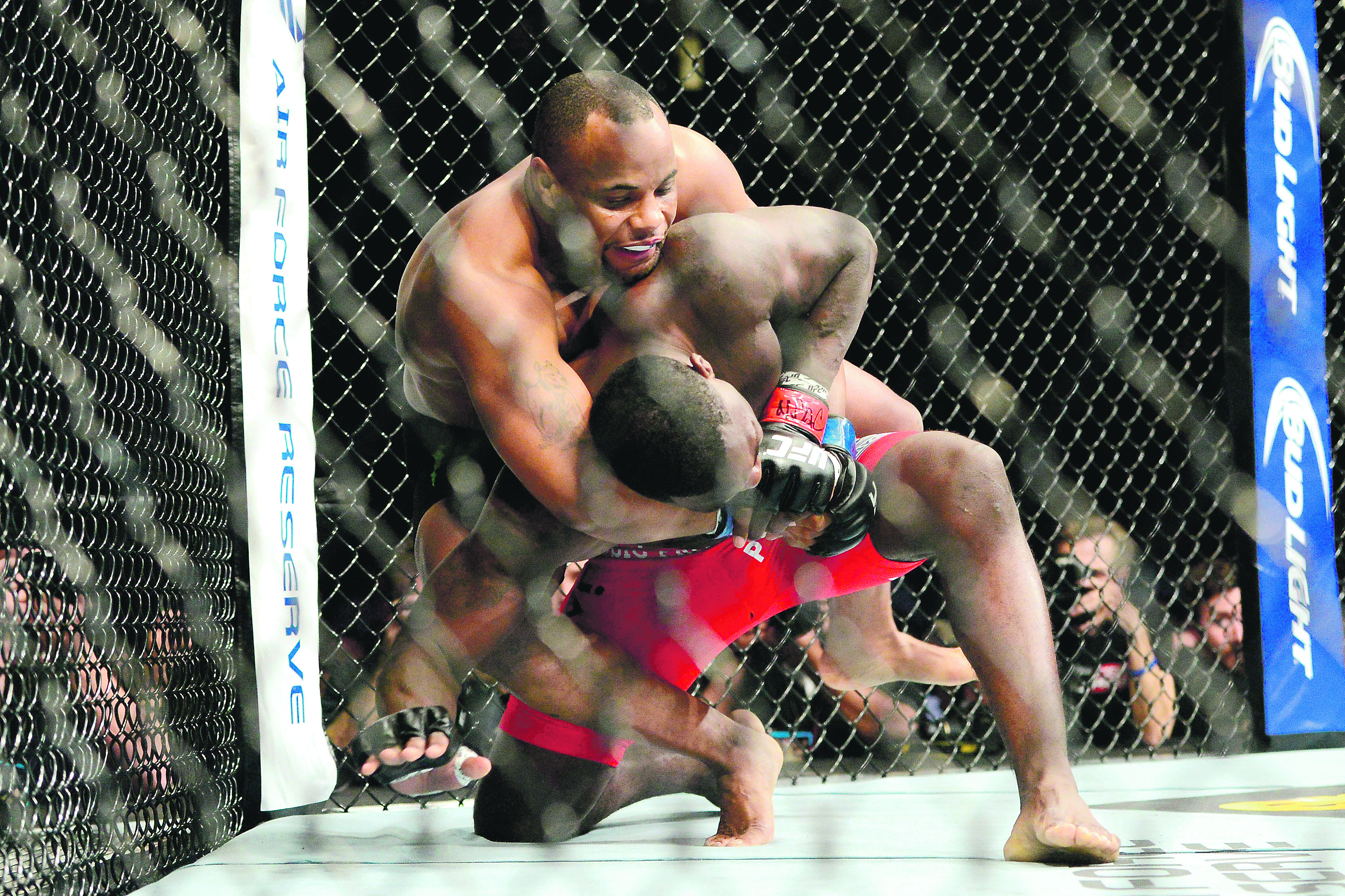2015-05-24T045703Z_532465558_NOCID_RTRMADP_3_MMA-UFC-187-JOHNSON-VS-CORMIER_copy