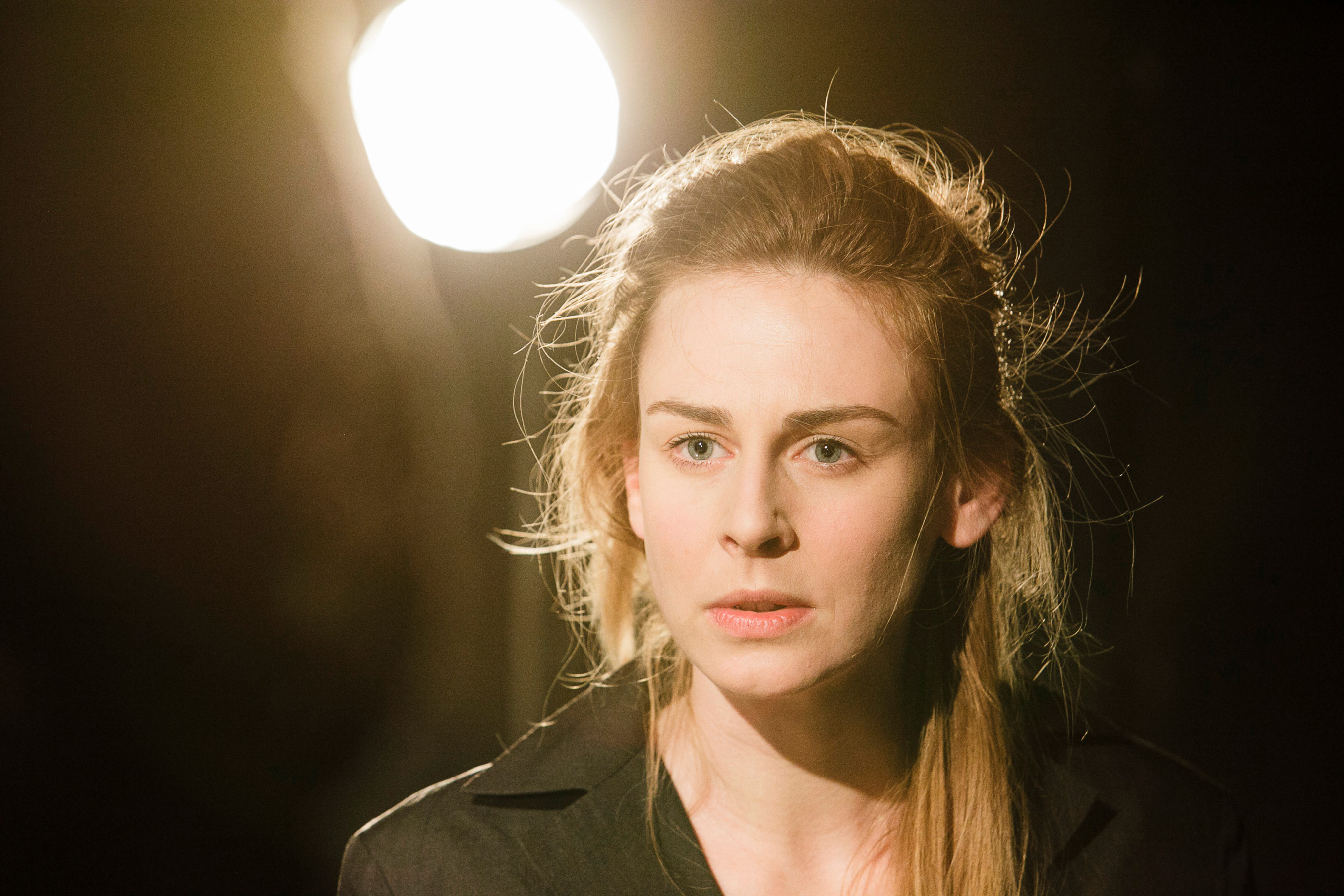 Anđela Ramljak u suvremenoj ZKM-ovoj verziji Sofoklove Antigone