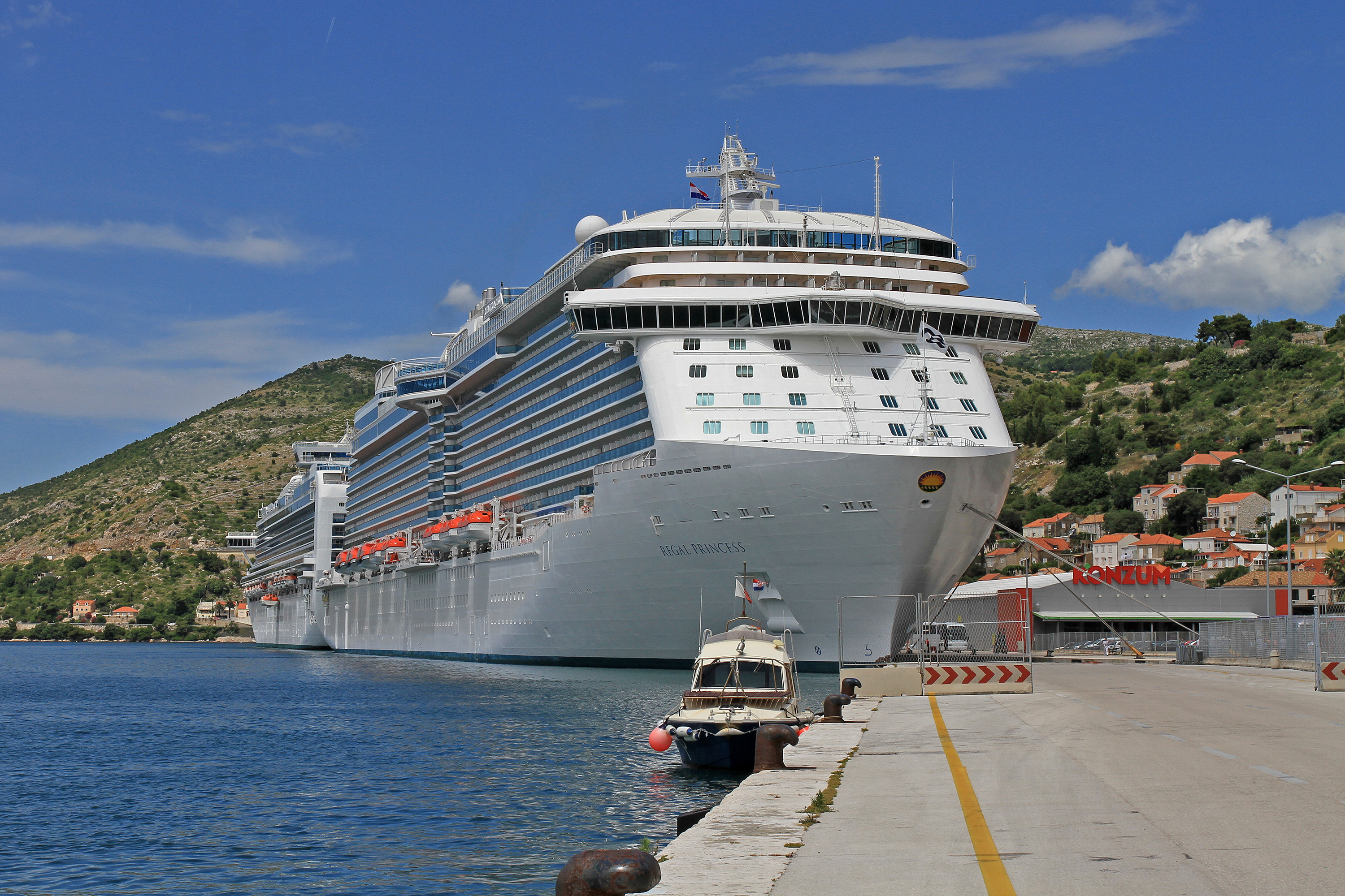 Dubrovnik International Cruise Port Investment, čiji su osnivači Global Ports Holding i Bouygues Batiment International, najavljivali su da će grušku luku razvijati kao sestrinsku luku Veneciji