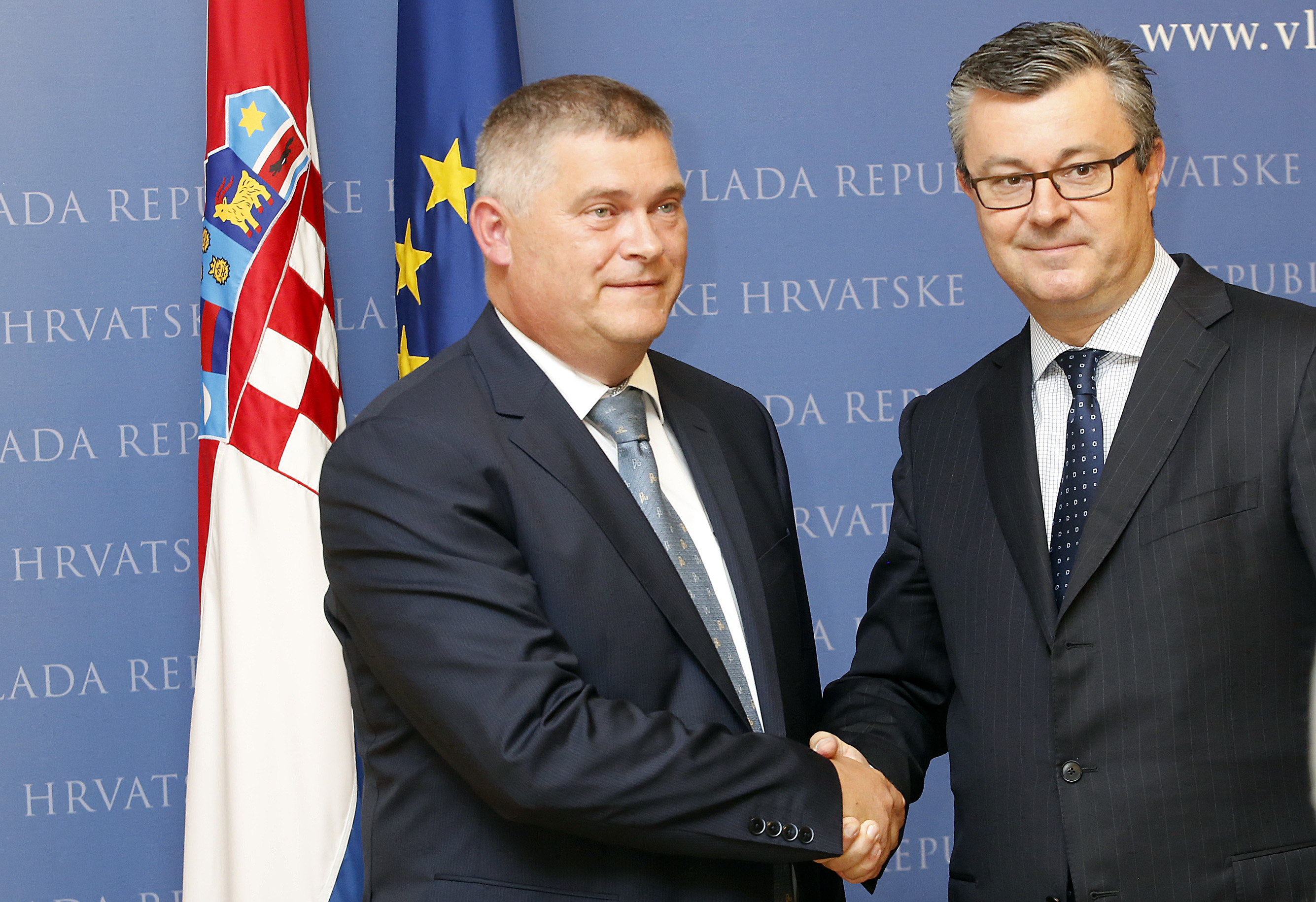 Rukovanje u Banskim dvorima nakon najave ulaganja: Premijer Tihomir Orešković i direktor IBM-a Hrvatska Damir Zec