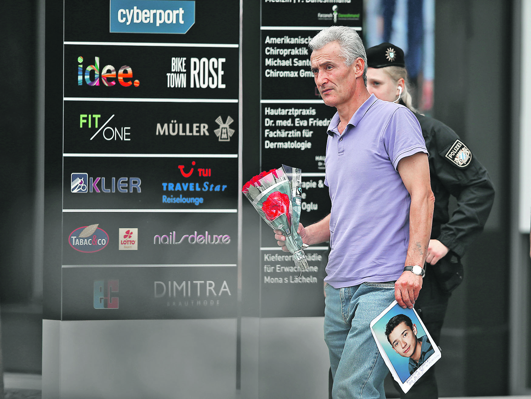 
U priči o minhenskom zločinu simboličnu snagu ima fotografija  policajca Naima Zabergje, koji je došao s buketom crvenih ruža i slikom svoga ubijenog sina