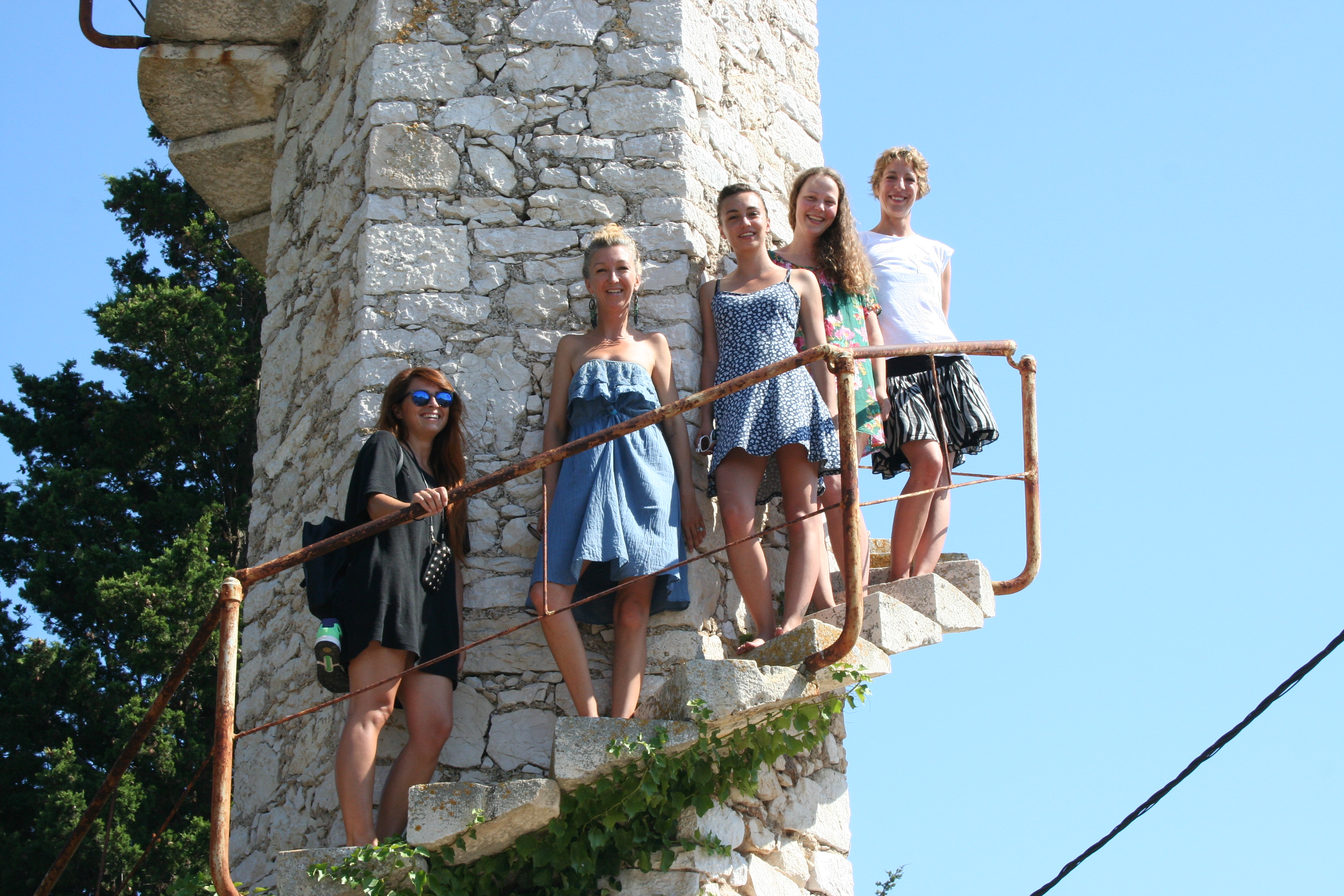 Slijeva nadesno: Alma Kruško (28), studentica dizajna, Sara Lovrović (34), šefica kuhinje u jednoj konobi, Paula Bolfan (22), djelatnica u Turističkoj zajednici Silbe, Matilda Sindičić (33), nutricionistica, Iva Matulina (29), sezonska konobarica