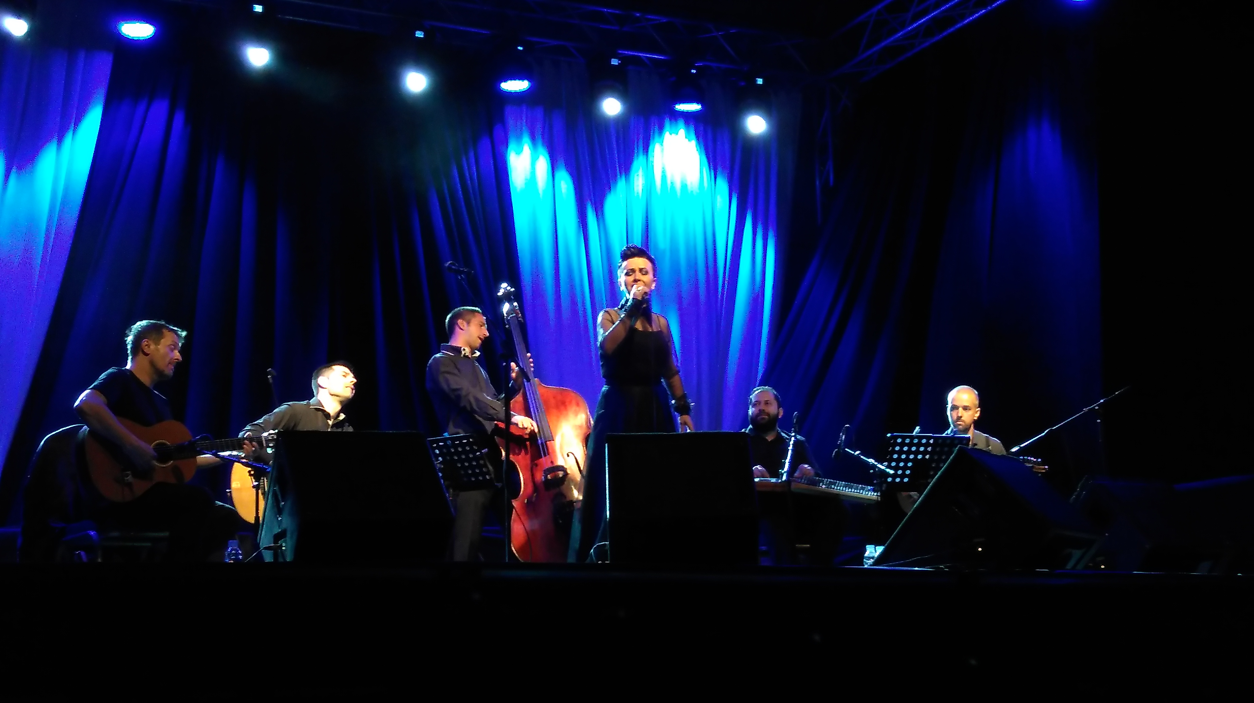 Festival je zatvorila Amira Medunjanin, nastupom s opet novom postavom glazbenika