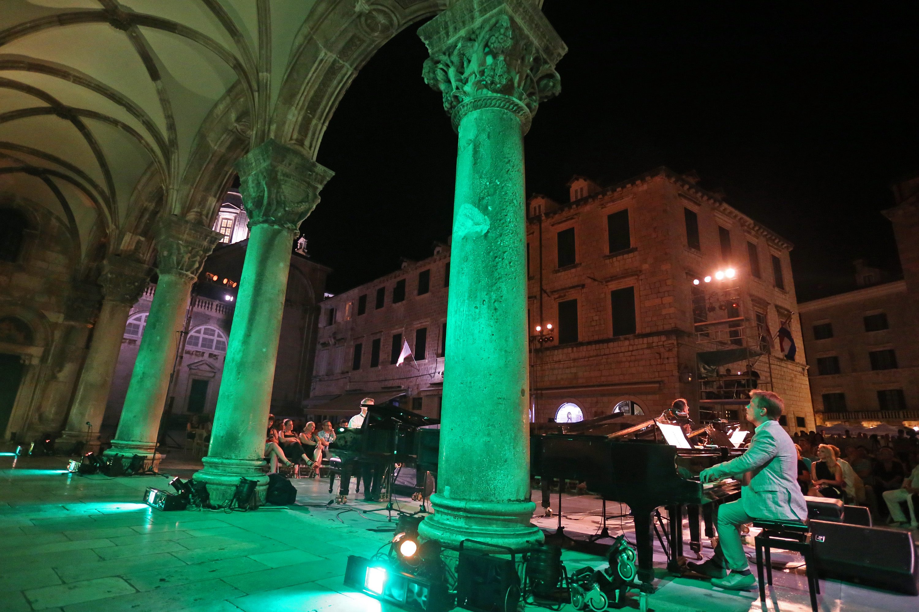 Matej Meštrović, Matija Dedić i poznati turski pijanist i skladatelj Hakan Ali Toker praizveli su sinoć na 67. Dubrovačkim ljetnim igrama ispred Kneževa dvora 'Četiri godišnja doba za tri klavira'. Uslijedila je i dugo iščekivana svjetska premijera Meštrovićeve obrade Vivaldija za tri klavira.