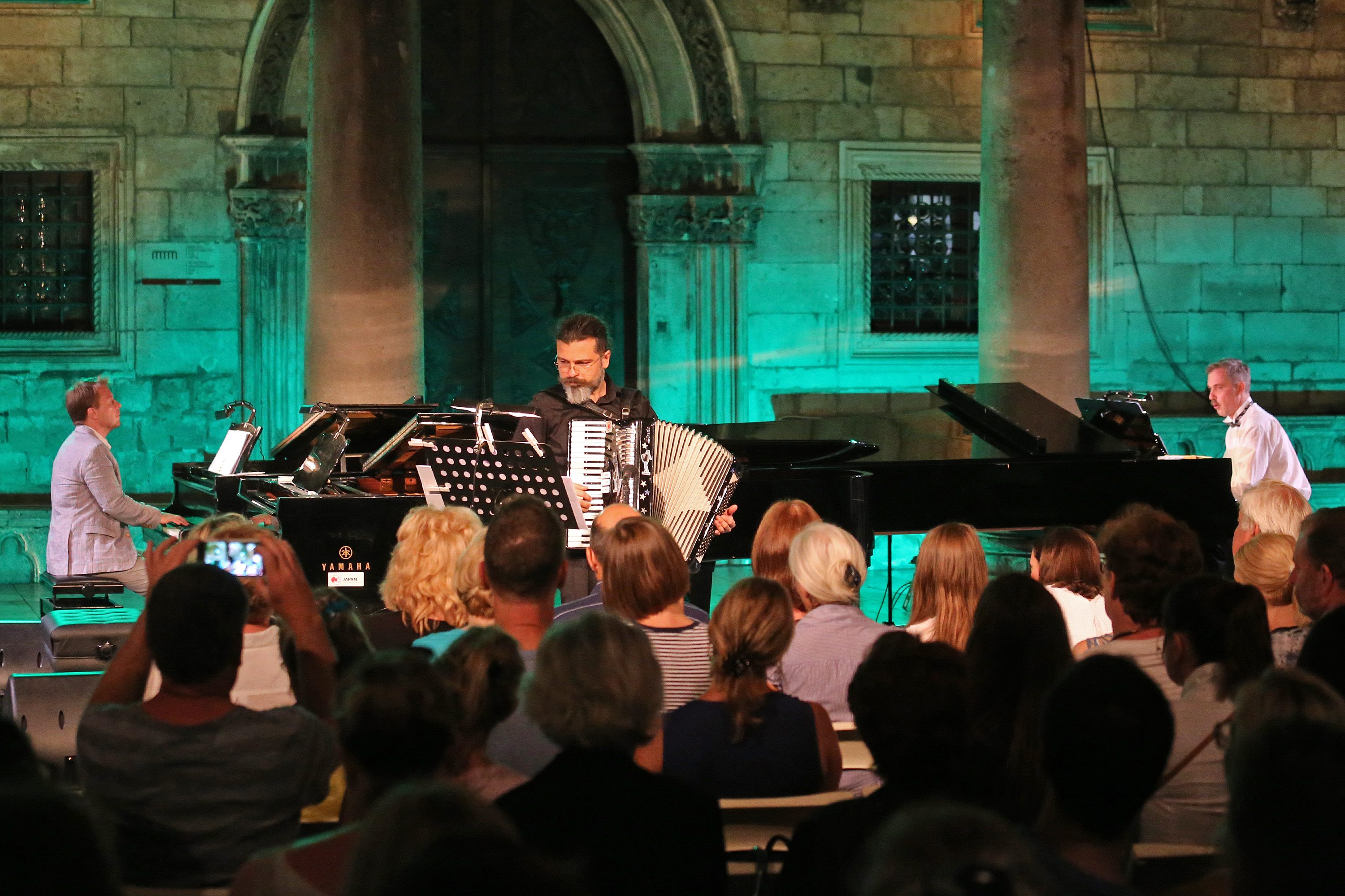 Matej Meštrović, Matija Dedić i poznati turski pijanist i skladatelj Hakan Ali Toker praizveli su sinoć na 67. Dubrovačkim ljetnim igrama ispred Kneževa dvora 'Četiri godišnja doba za tri klavira'. Uslijedila je i dugo iščekivana svjetska premijera Meštrovićeve obrade Vivaldija za tri klavira.
Na fotografiji: Matej Meštrović, Matija Dedić i Hakan Ali Toker