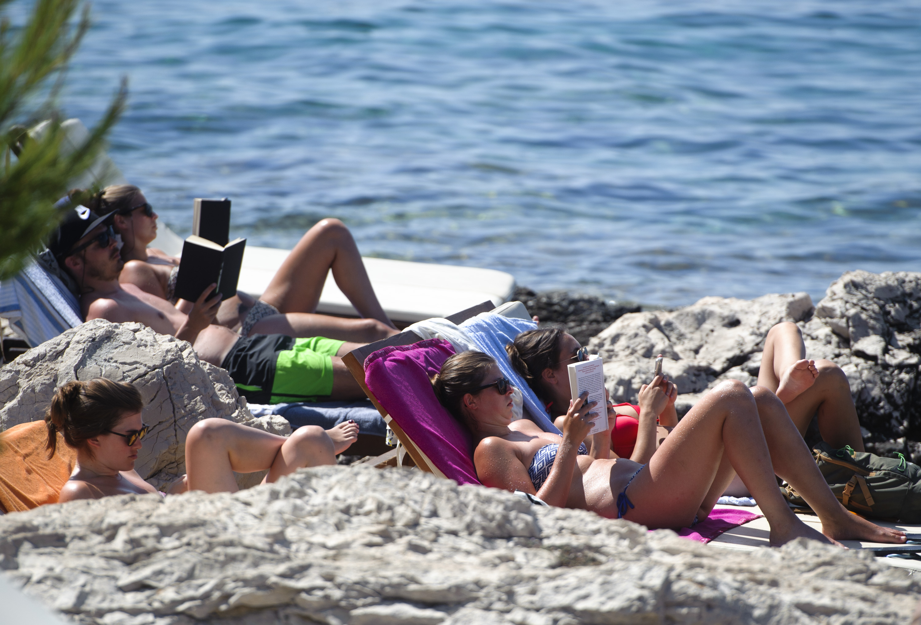Turisti i građani na Hvaru uživaju u vrućem ljetnom danu. Dok nekima vrućina ne smeta te obilaze grad, drugi spas od vrućine traže na plaži