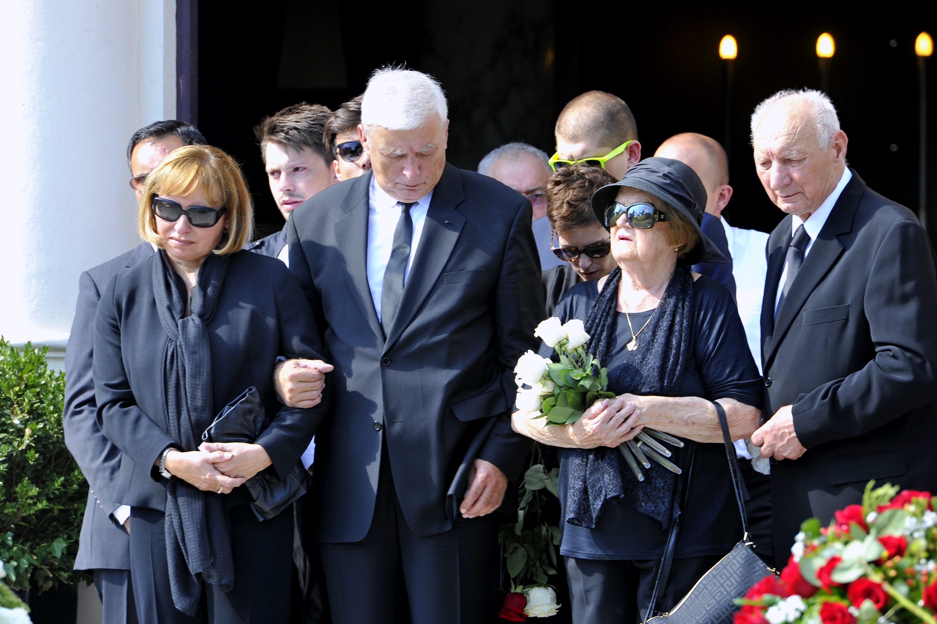 Olgica Spevec s obitelji. Ispod ruke je drži dugogodišnji obiteljski prijatelj dr. Nenad Nola.