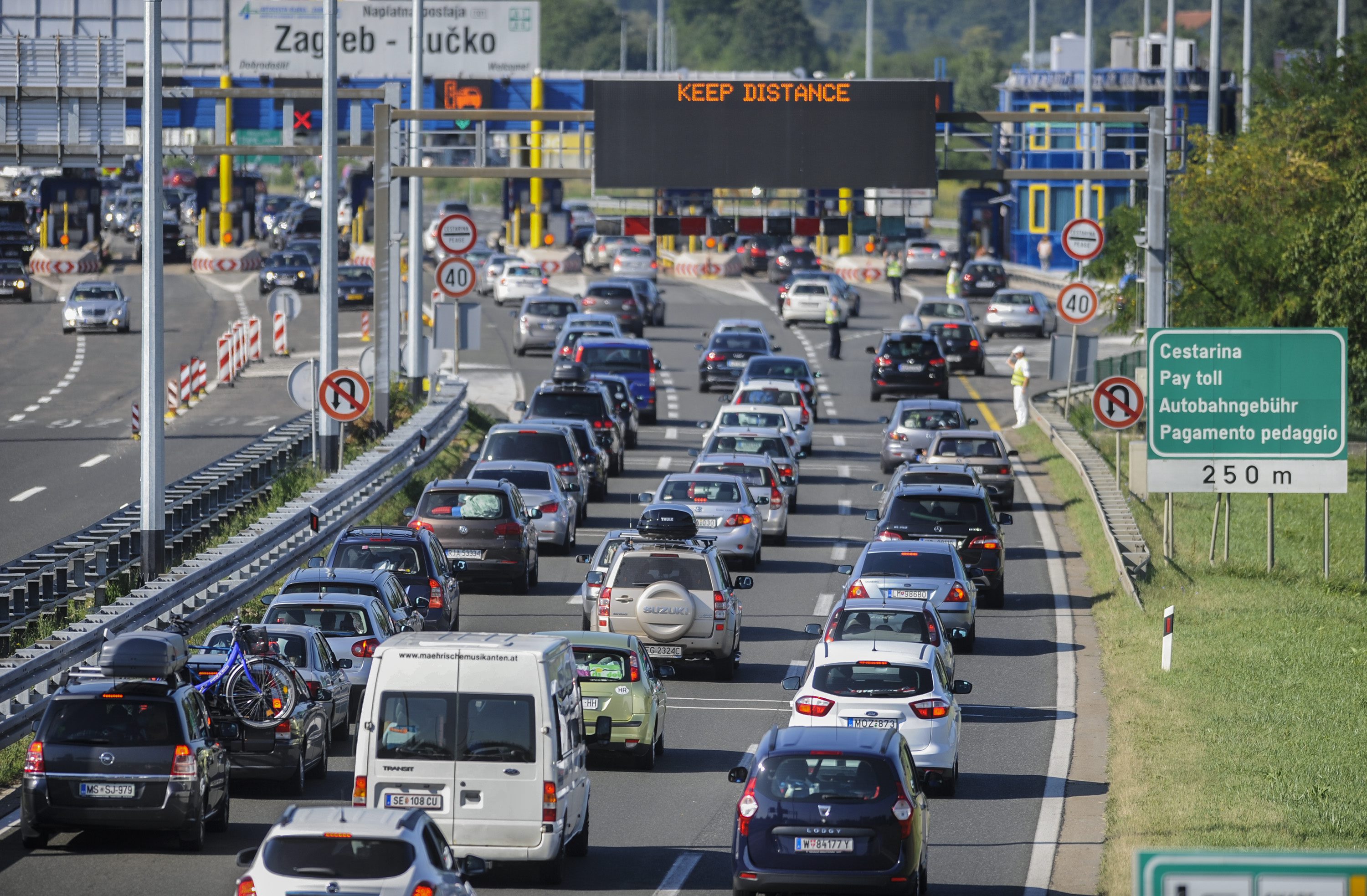 Na fotografiji: naplatne kućice Lučko