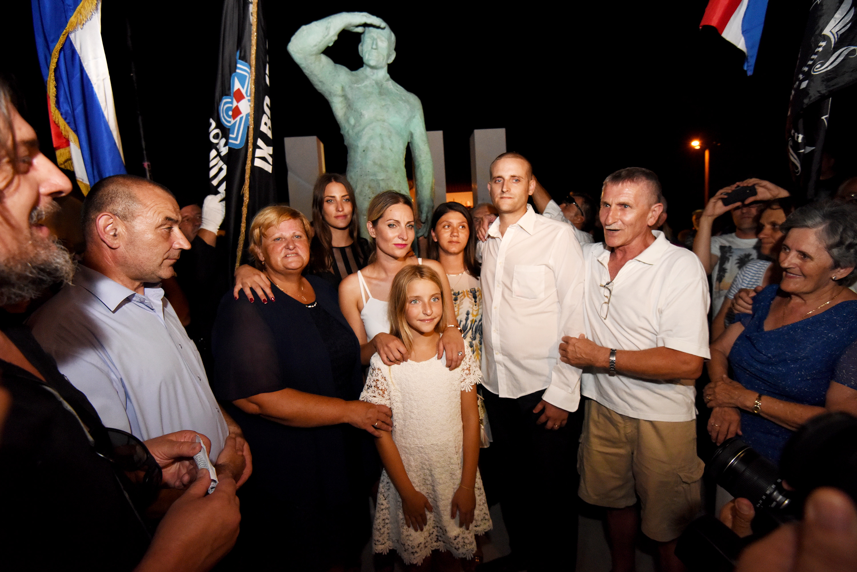 Obitelj Mira Barešića ispred spomenika