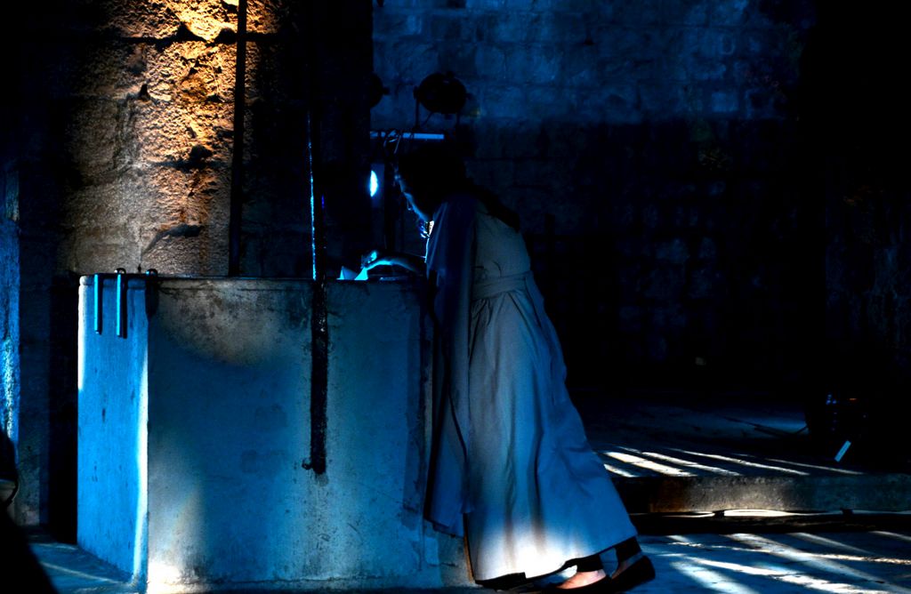 Prvi ženski Hamlet u Hrvatskoj, kojeg na dubrovačkoj tvrđavi Lovrijenac igra Helen Millar, do sada je oduševio tisuće gledatelja. Fotografije s predstave snimio je svestrani britanski umjetnik Bari Goddard, čija je izložba dio festivala Midsummer Scene.