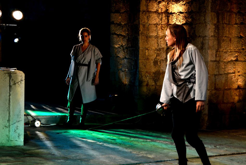 Prvi ženski Hamlet u Hrvatskoj, kojeg na dubrovačkoj tvrđavi Lovrijenac igra Helen Millar, do sada je oduševio tisuće gledatelja. Fotografije s predstave snimio je svestrani britanski umjetnik Bari Goddard, čija je izložba dio festivala Midsummer Scene.