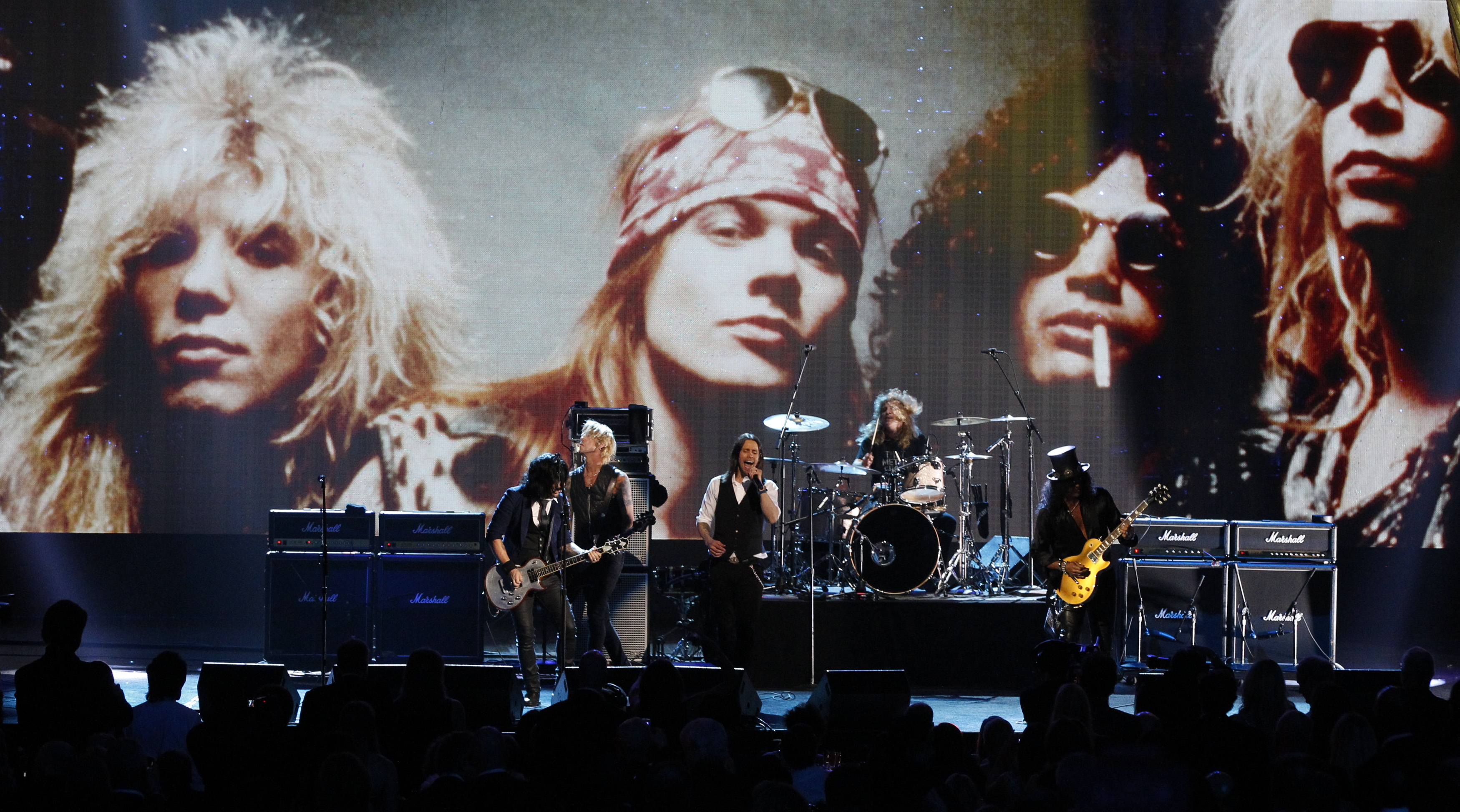 Guns N' Roses nastupaju prilikom primanja u Rock n' Roll kuću slavnih 2012. godine