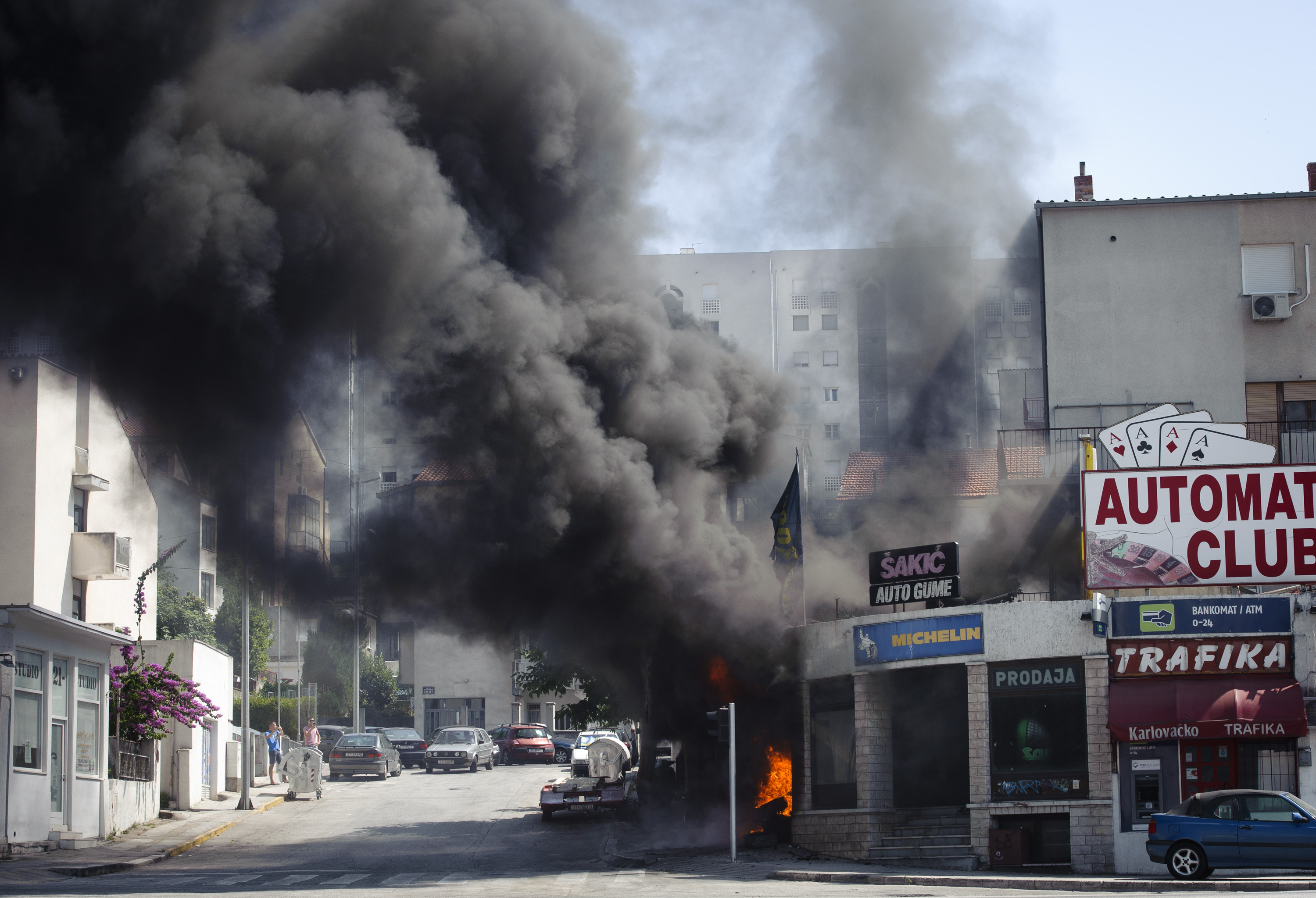 Nešto iza 15 sati izbio požar na vulkanizerskoj radnji Šakić u Velebitskoj ulici. Planule su gume ispred radionice, a vatra je zahvatila i prednji dio dućana. Vatrogasci su stigli nakon nekoliko minuta. Istraga je u tjeku.