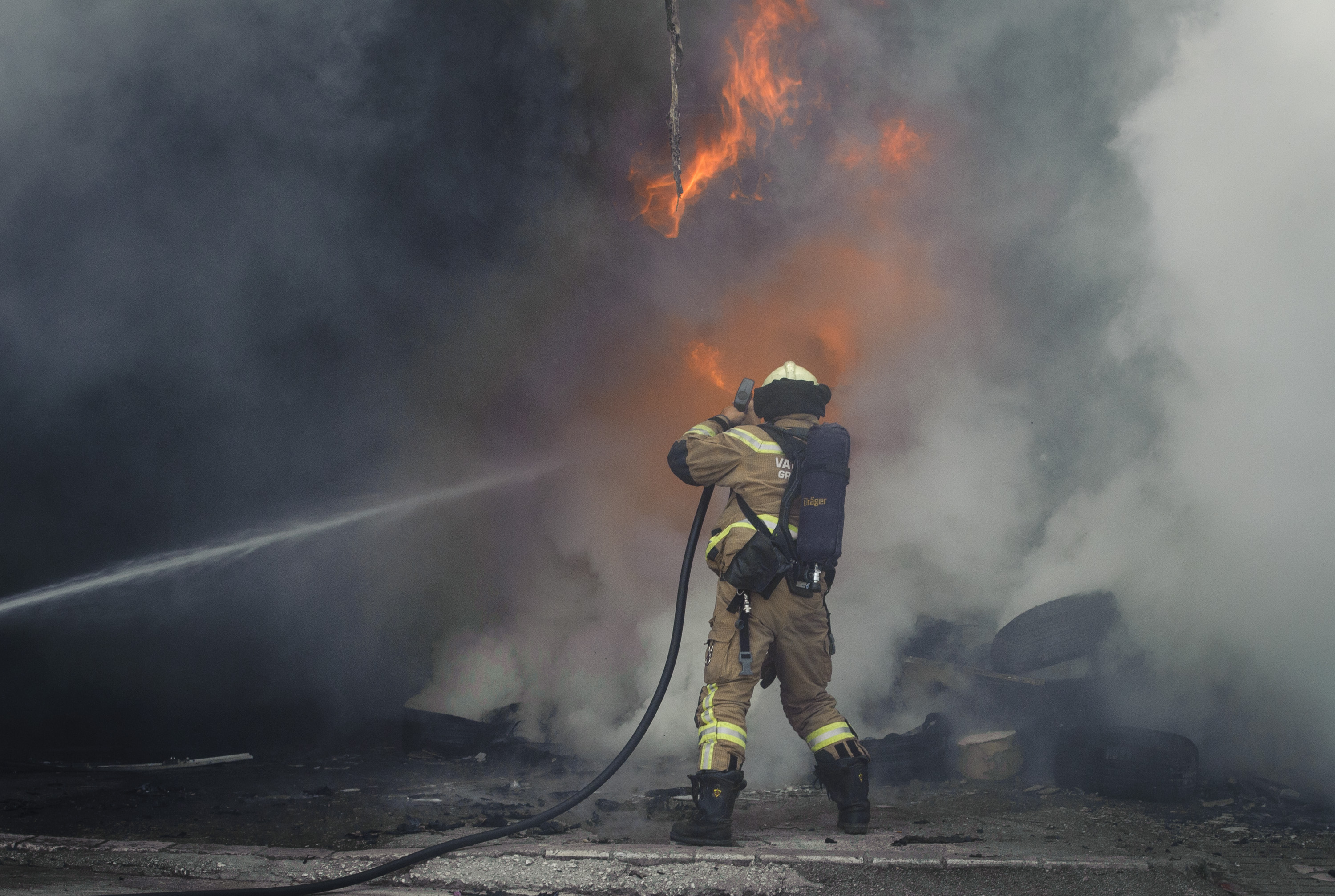 Nešto iza 15 sati izbio požar na vulkanizerskoj radnji Šakić u Velebitskoj ulici. Planule su gume ispred radionice, a vatra je zahvatila i prednji dio dućana. Vatrogasci su stigli nakon nekoliko minuta. Istraga je u tjeku.