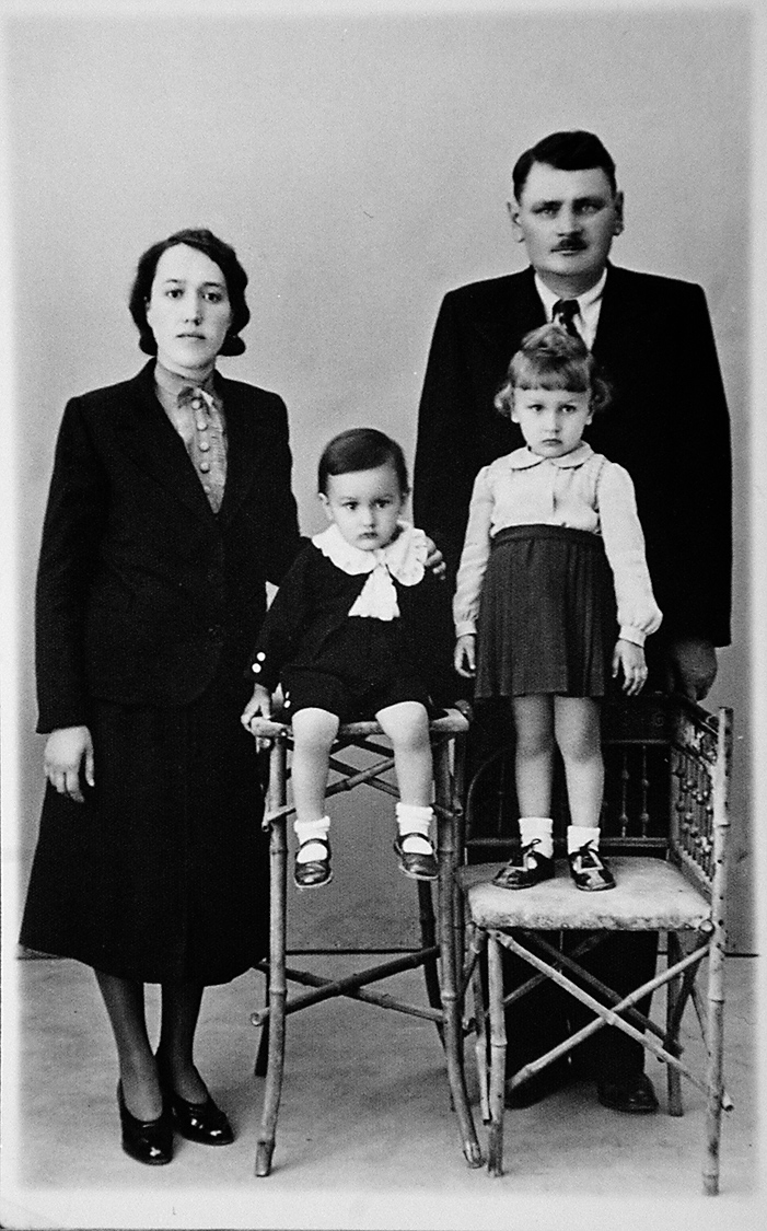 
Stjepan i Marija Matasić, djed i baka Zorana Milanovića, te majka Georgina kao dijete i ujak Ante. Djed Stjepan je poginuo u Drugom svjetskom ratu, a Marija se početkom pedesetih udala za Petra Plišića kojeg je Zoran Milanović uvijek doživljavao kao djeda