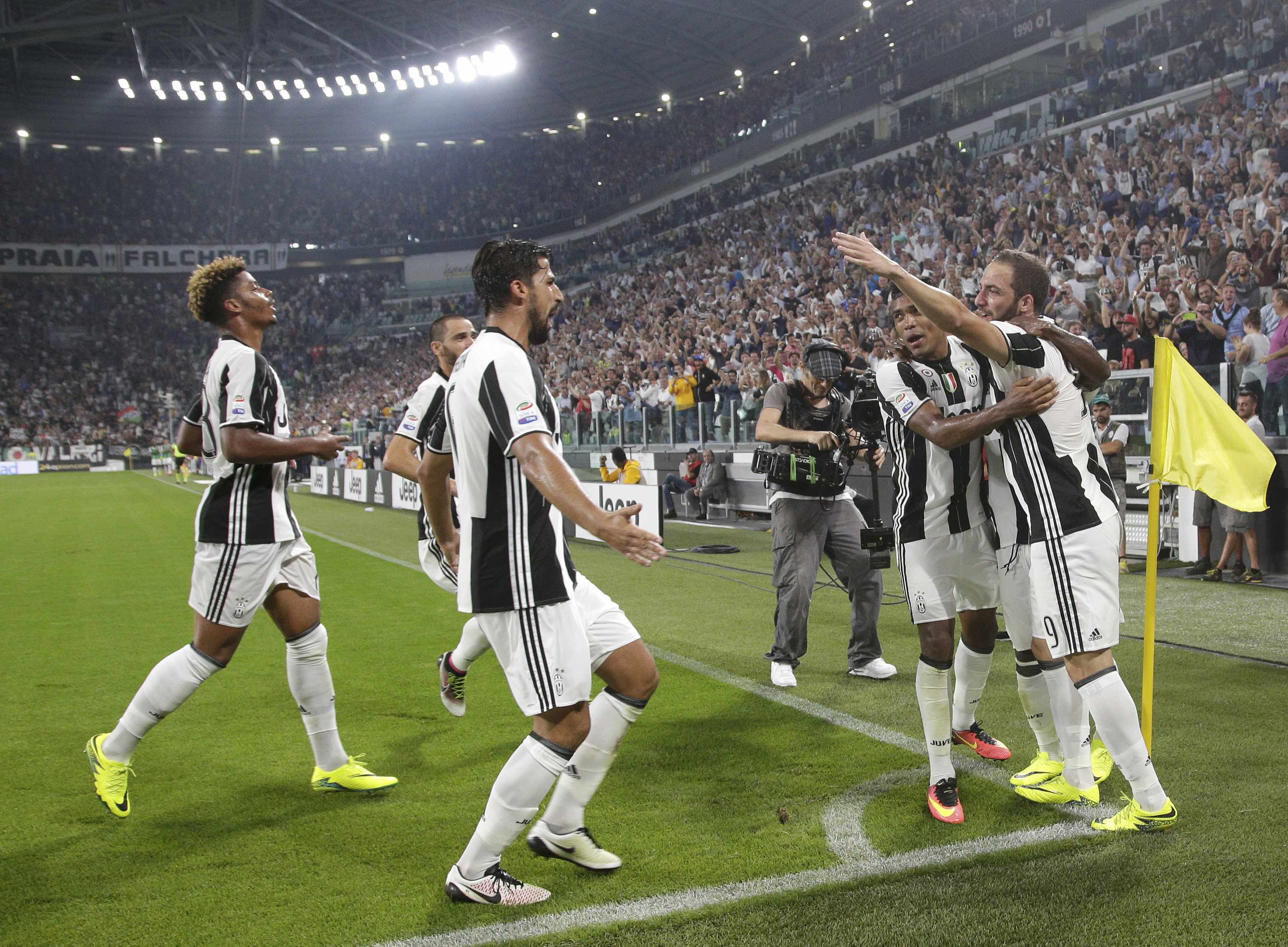 2016-08-20T203652Z_1678948273_LR1EC8K1L6JGY_RTRMADP_3_SOCCER-ITALY