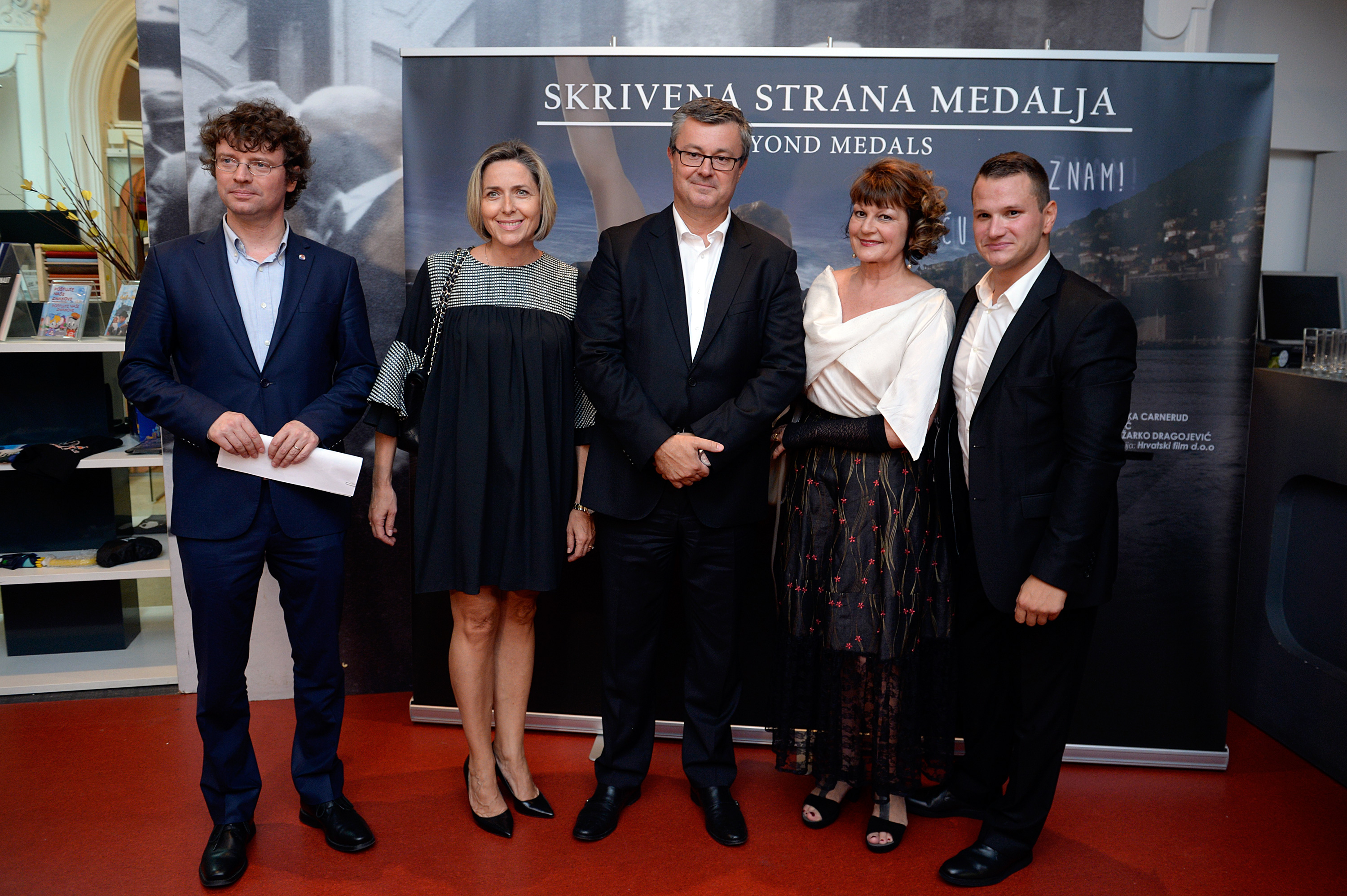 Premijera dugometražnog dokumentarnog filma 'Skrivena strana medalja' o životu našeg paraolimpijca Mihovila Španje, redateljice Antonie Dubravke Carnerud. Na fotografiji: Predrag Šustar, Sanja Orešković, Tihomir Orešković, Antonie Dubravka Carnerud i Mihovil Španja.